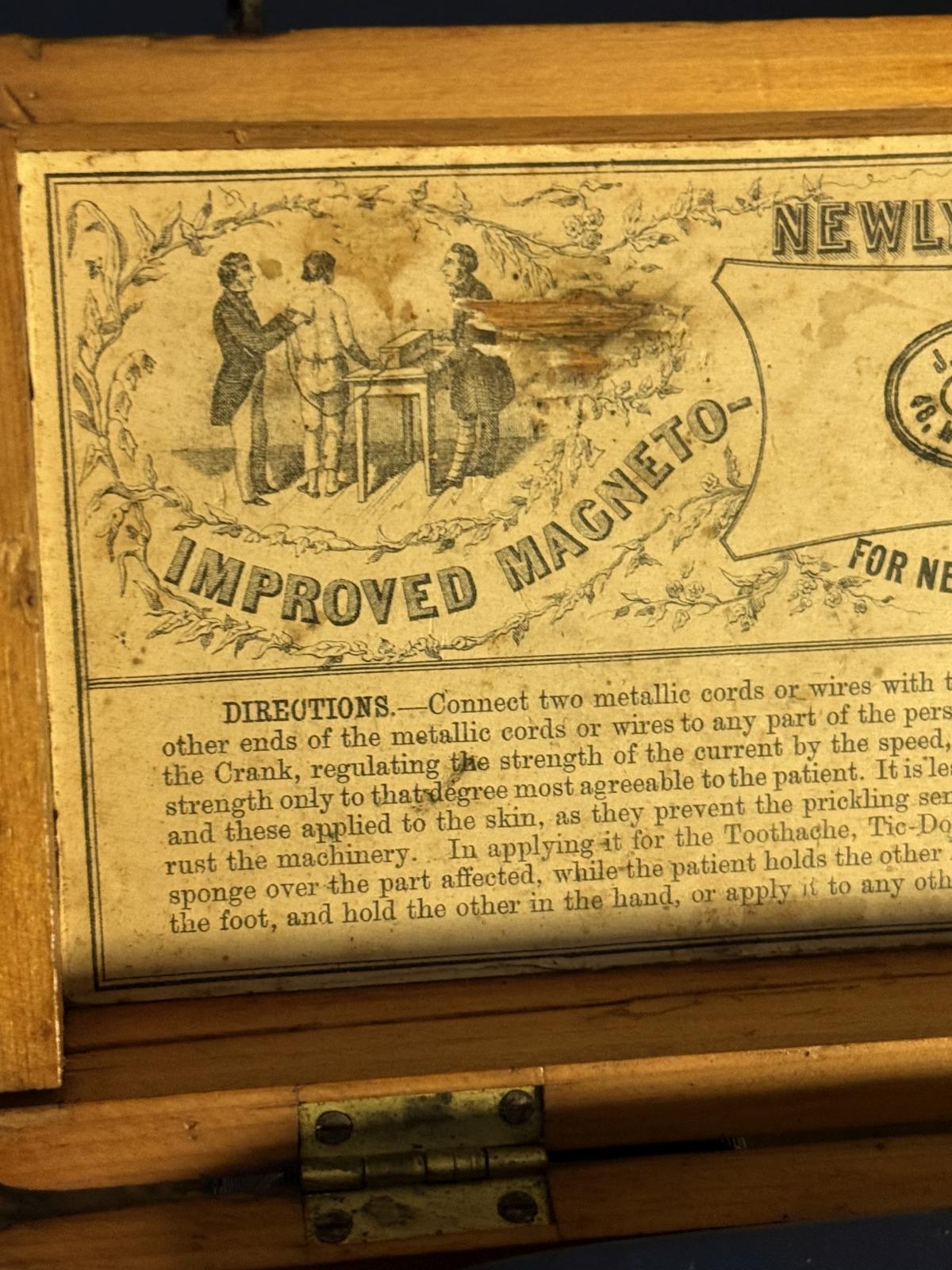 Aparat medical portabil cu magneto-electric, început de secol XX, J. Casartelli, Manchester. sertar magic București. Antichitati.