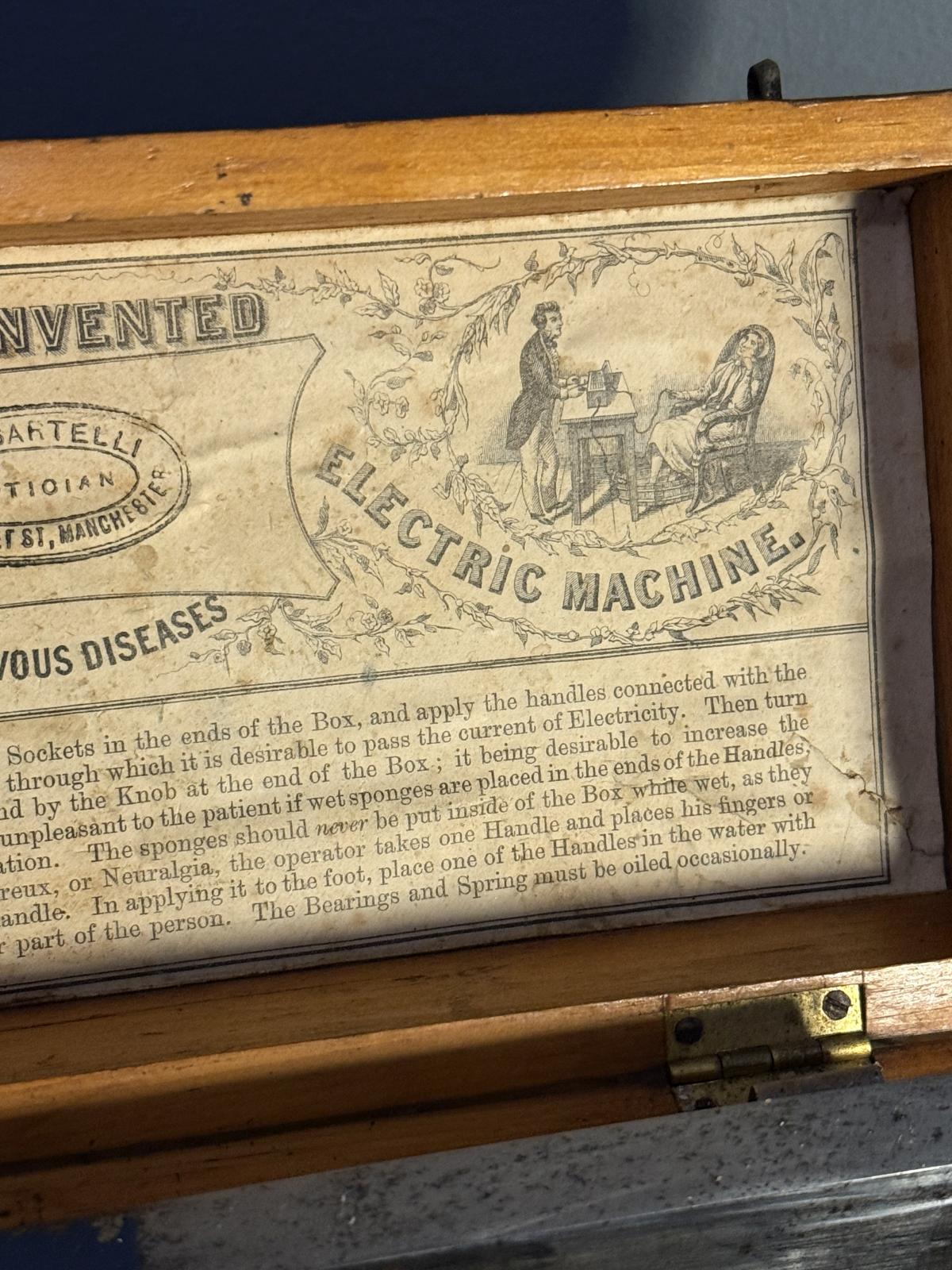 Aparat medical portabil cu magneto-electric, început de secol XX, J. Casartelli, Manchester. sertar magic București. Antichitati.