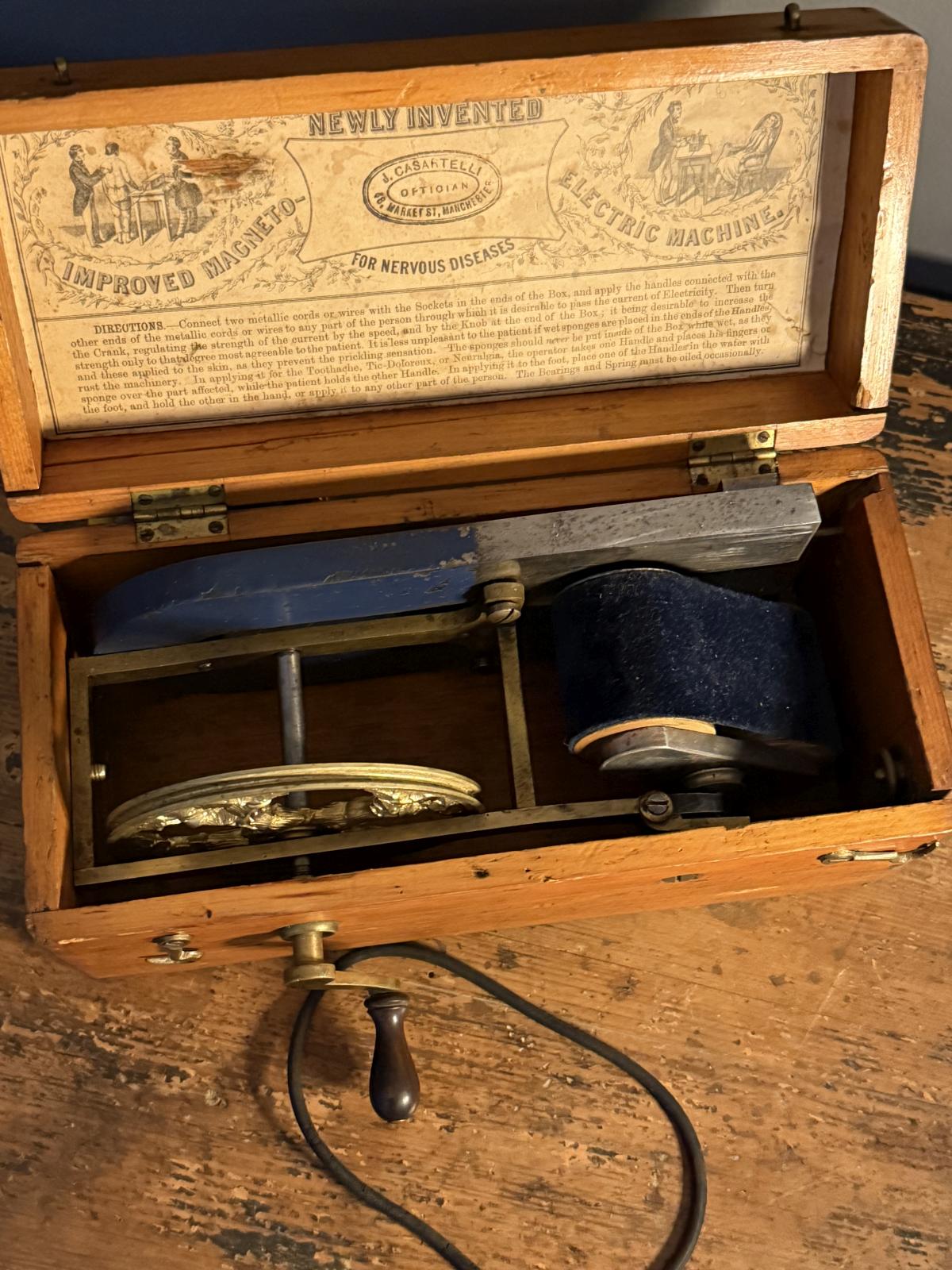 Aparat medical portabil cu magneto-electric, început de secol XX, J. Casartelli, Manchester. sertar magic București. Antichitati.