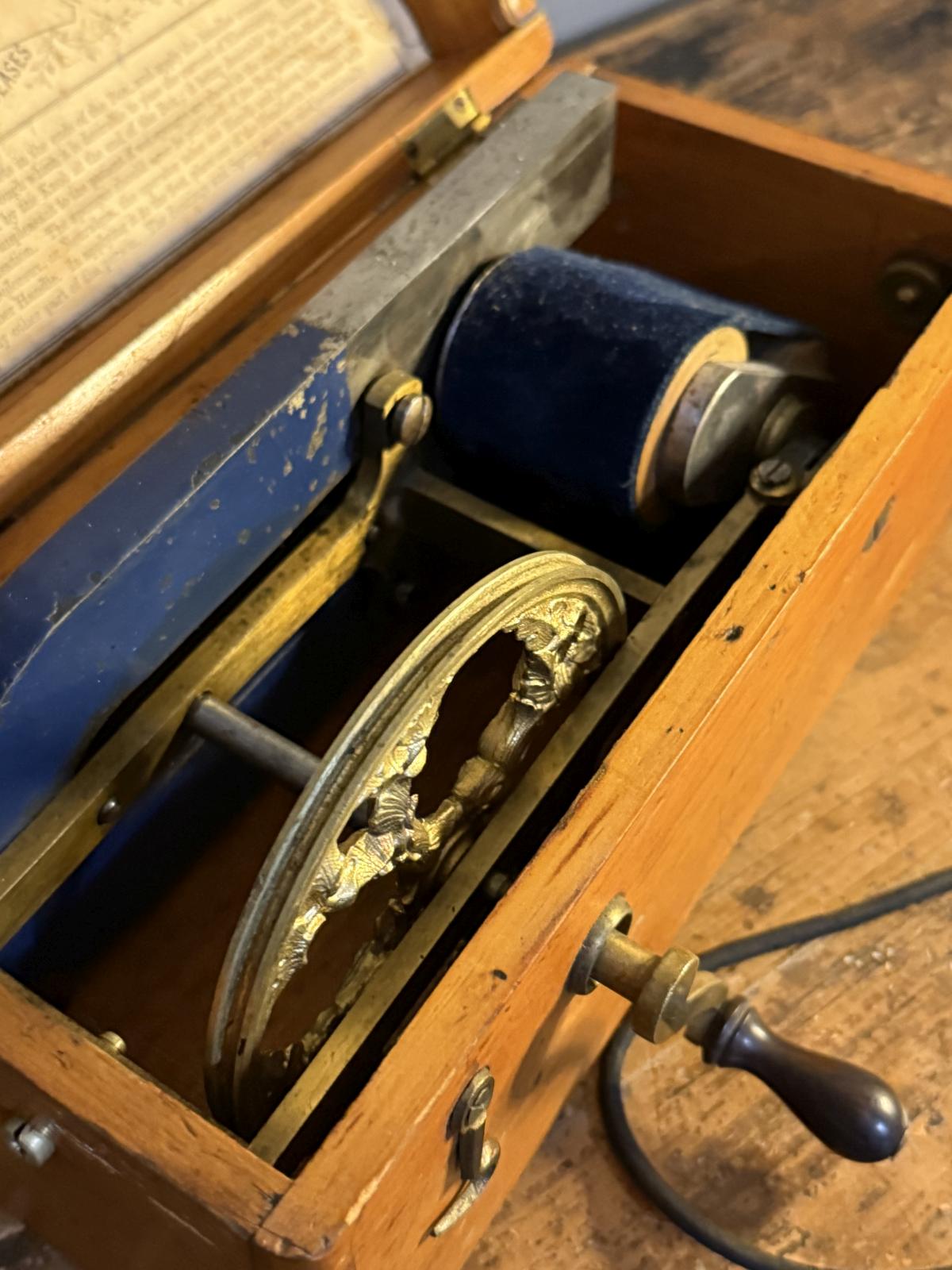 Aparat medical portabil cu magneto-electric, început de secol XX, J. Casartelli, Manchester. sertar magic București. Antichitati.