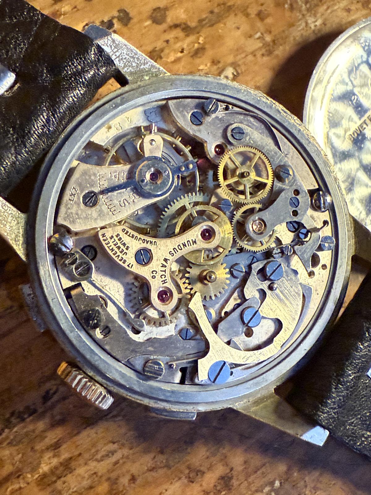 Ceas cronograf elvețian Mundus, circa 1945–1950, mecanism cu 17 rubine, cadran vintage bine păstrat – sertar magic București.