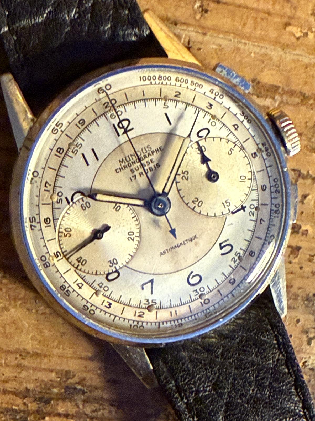 Ceas cronograf elvețian Mundus, circa 1945–1950, mecanism cu 17 rubine, cadran vintage bine păstrat – sertar magic București.