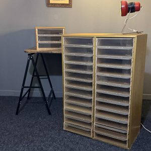 Dulap DMC mare cu 24 de sertare, producție Franța anii 1970–1990, stare cu urme de utilizare – sertar magic București.