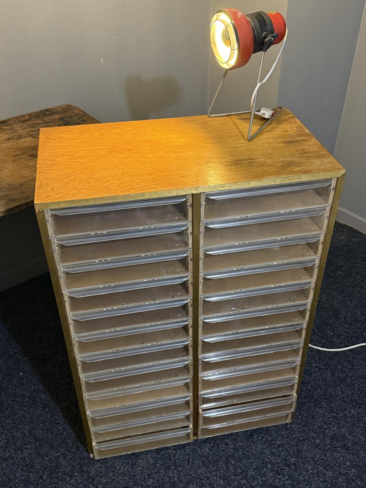 Dulap DMC mare cu 24 de sertare, producție Franța anii 1970–1990, stare cu urme de utilizare – sertar magic București. vintage decor