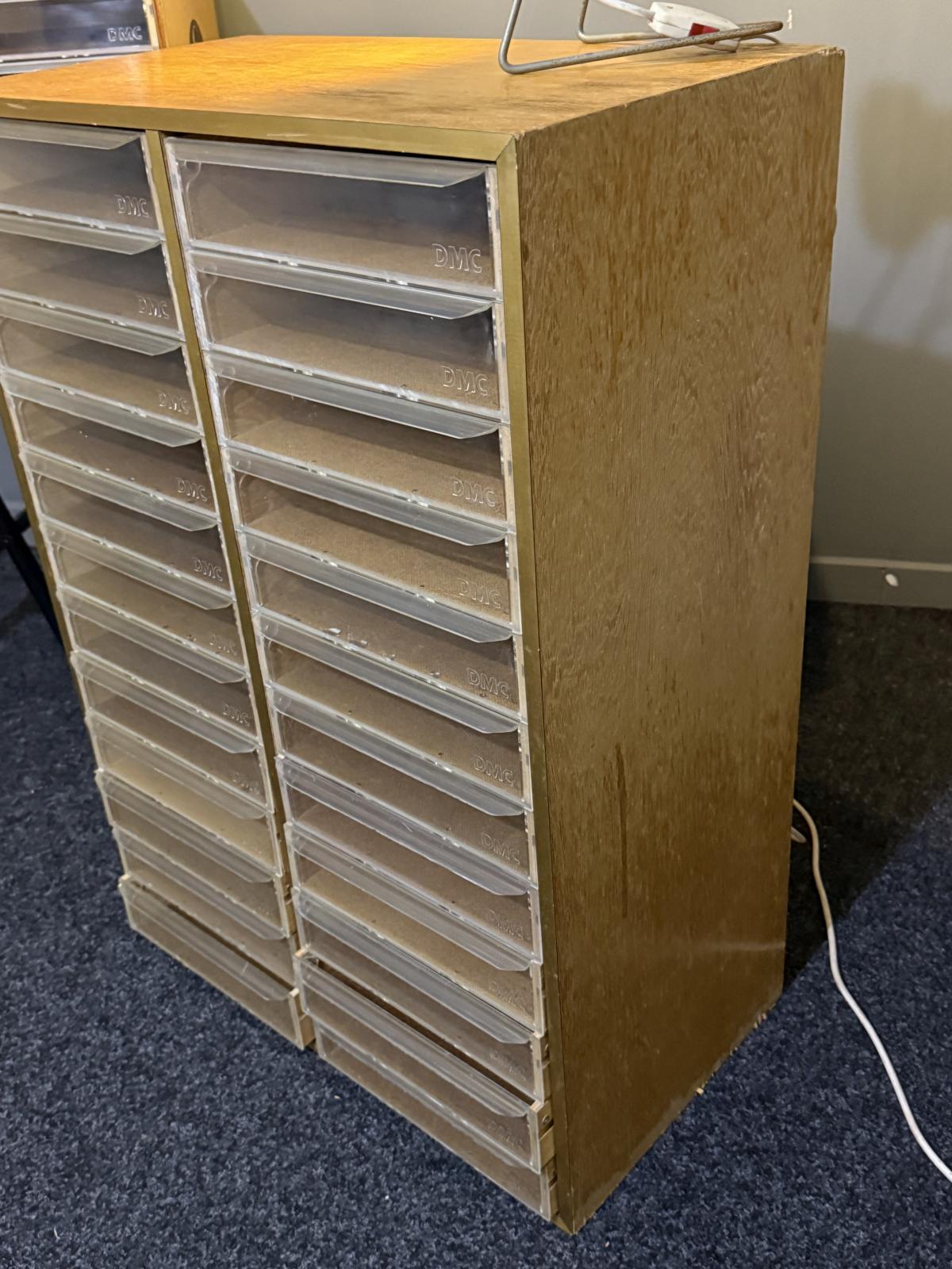 Dulap DMC mare cu 24 de sertare, producție Franța anii 1970–1990, stare cu urme de utilizare – sertar magic București. vintage decor