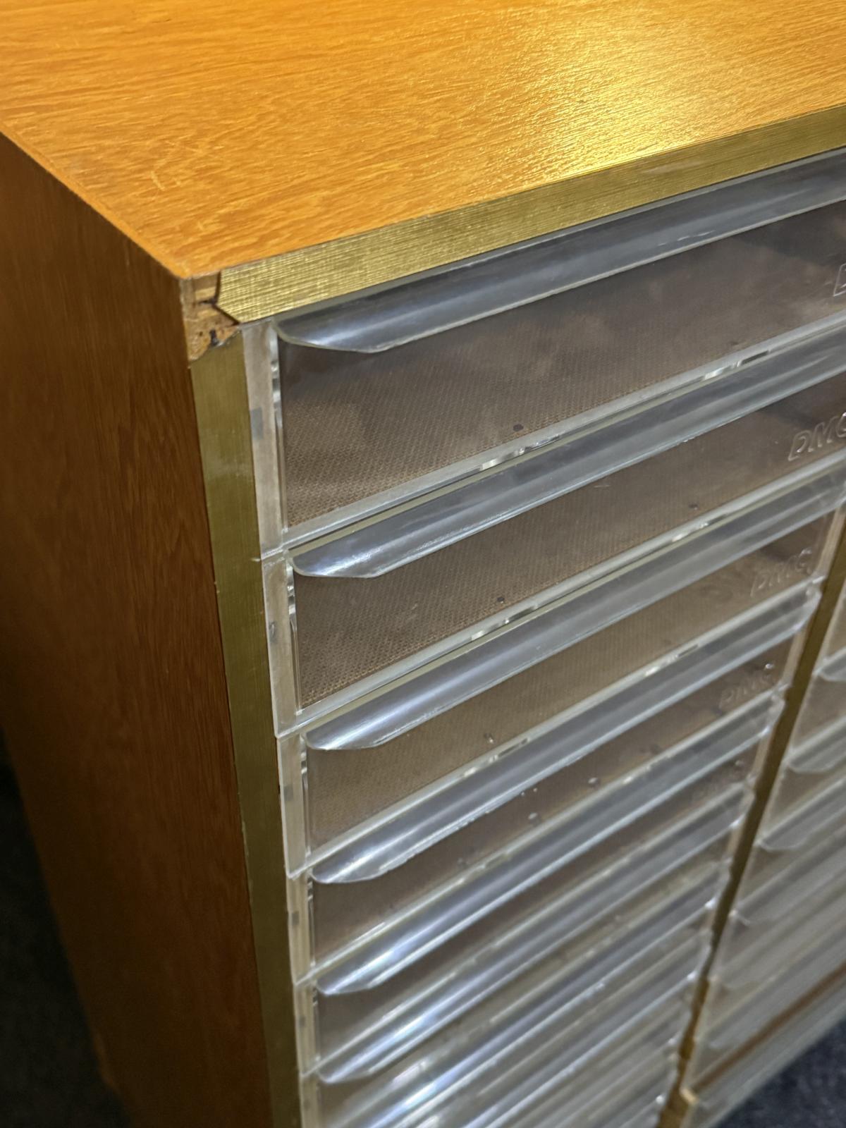 Dulap DMC mare cu 24 de sertare, producție Franța anii 1970–1990, stare cu urme de utilizare – sertar magic București. vintage decor