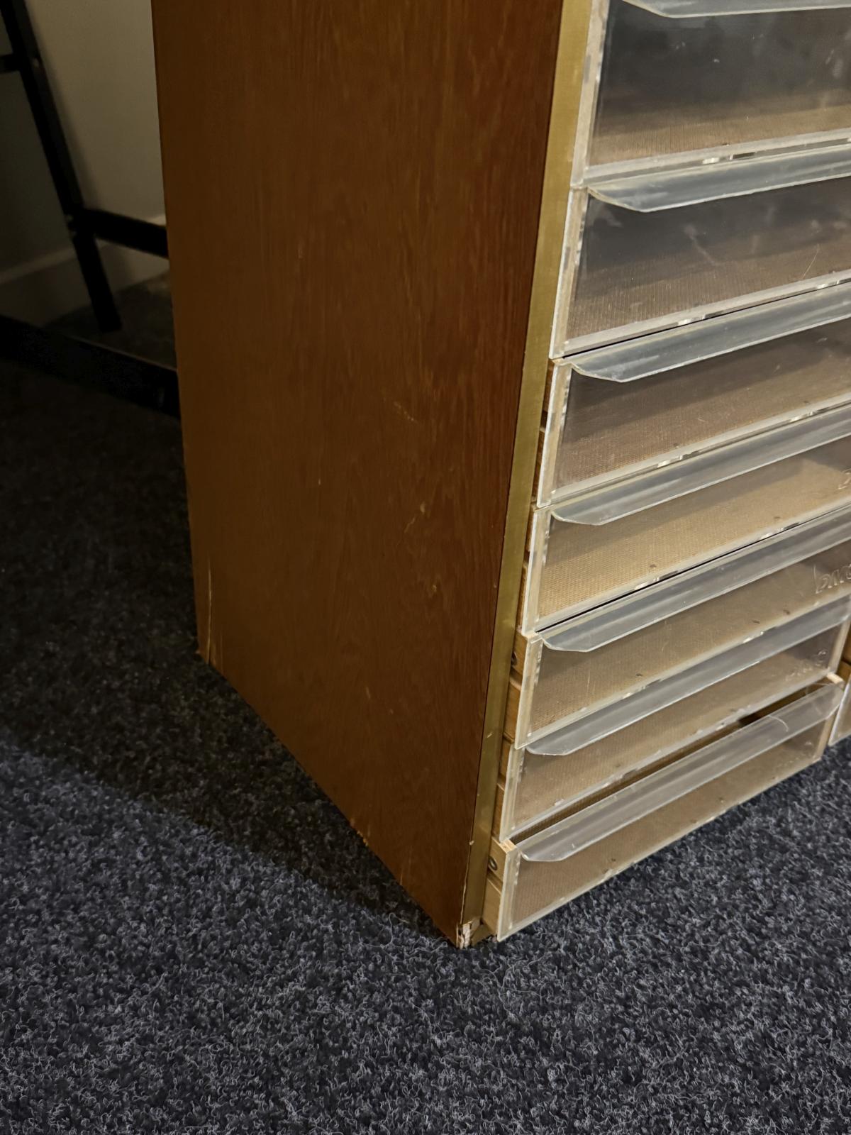 Dulap DMC mare cu 24 de sertare, producție Franța anii 1970–1990, stare cu urme de utilizare – sertar magic București. vintage decor