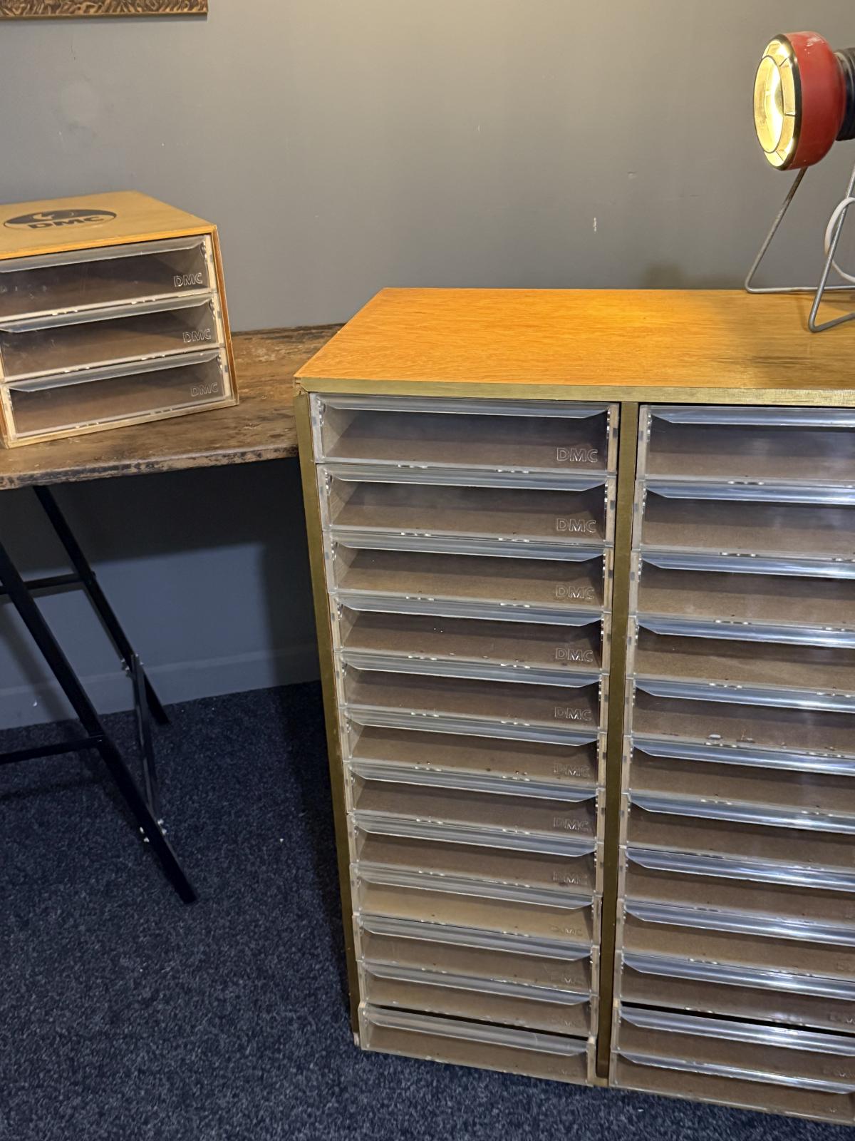 Dulap DMC mare cu 24 de sertare, producție Franța anii 1970–1990, stare cu urme de utilizare – sertar magic București. vintage decor