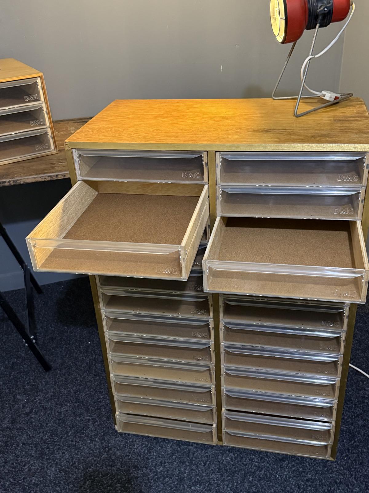 Dulap DMC mare cu 24 de sertare, producție Franța anii 1970–1990, stare cu urme de utilizare – sertar magic București. vintage decor