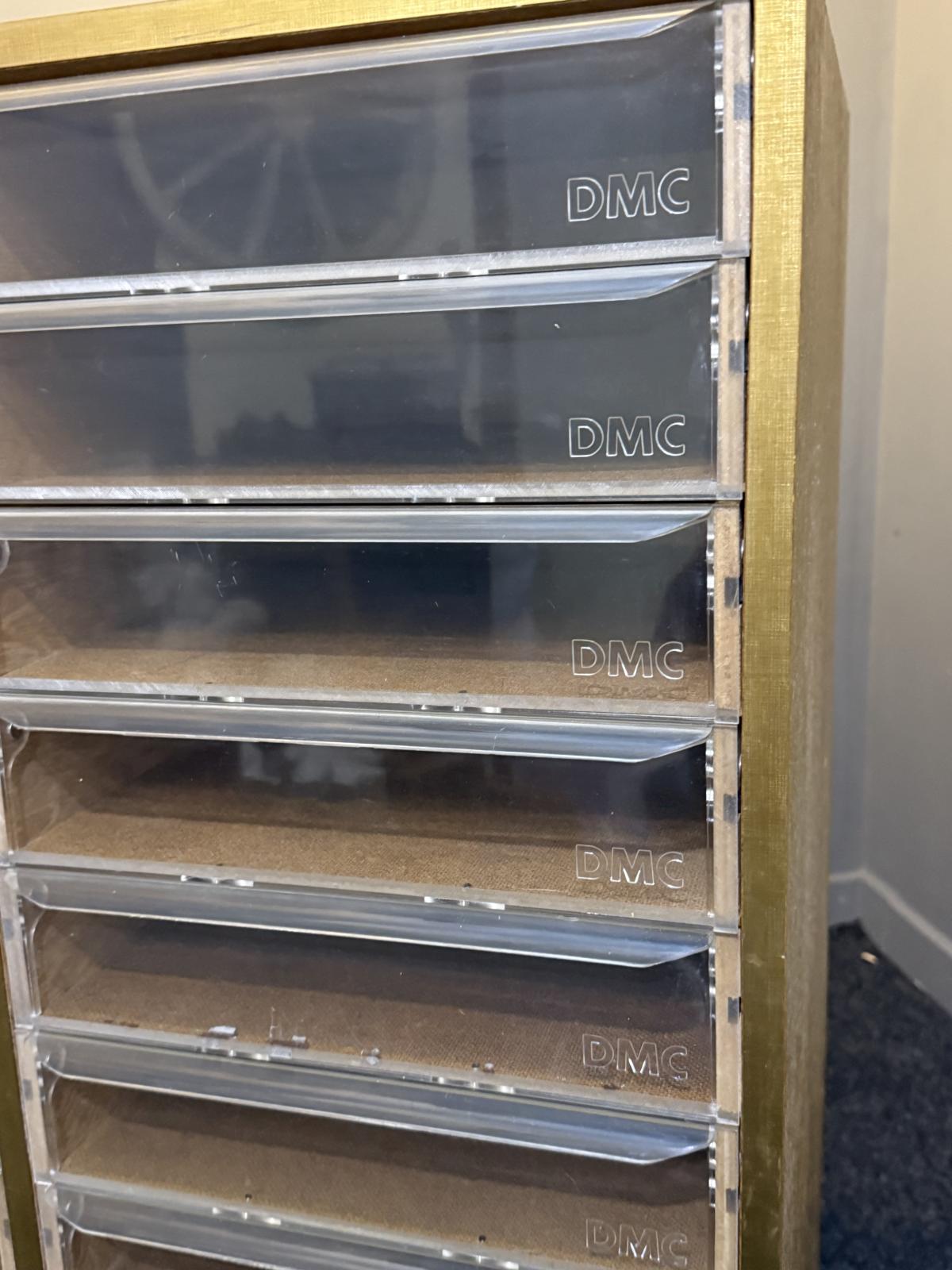 Dulap DMC mare cu 24 de sertare, producție Franța anii 1970–1990, stare cu urme de utilizare – sertar magic București. vintage decor