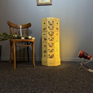 Dulăpior octogonal pictat manual cu fluturi, decor asiatic, sec. XX, cu sertare căptușite și mânere metalice. sertar magic București.