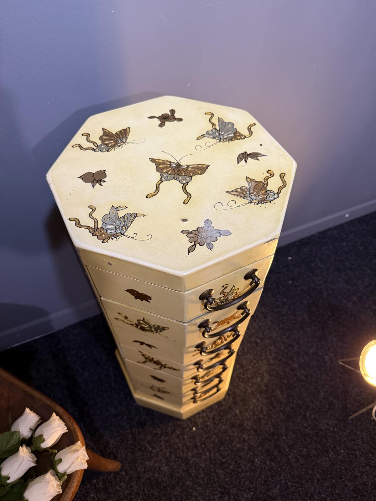 Dulăpior octogonal pictat manual cu fluturi, decor asiatic, sec. XX, cu sertare căptușite și mânere metalice. sertar magic București.