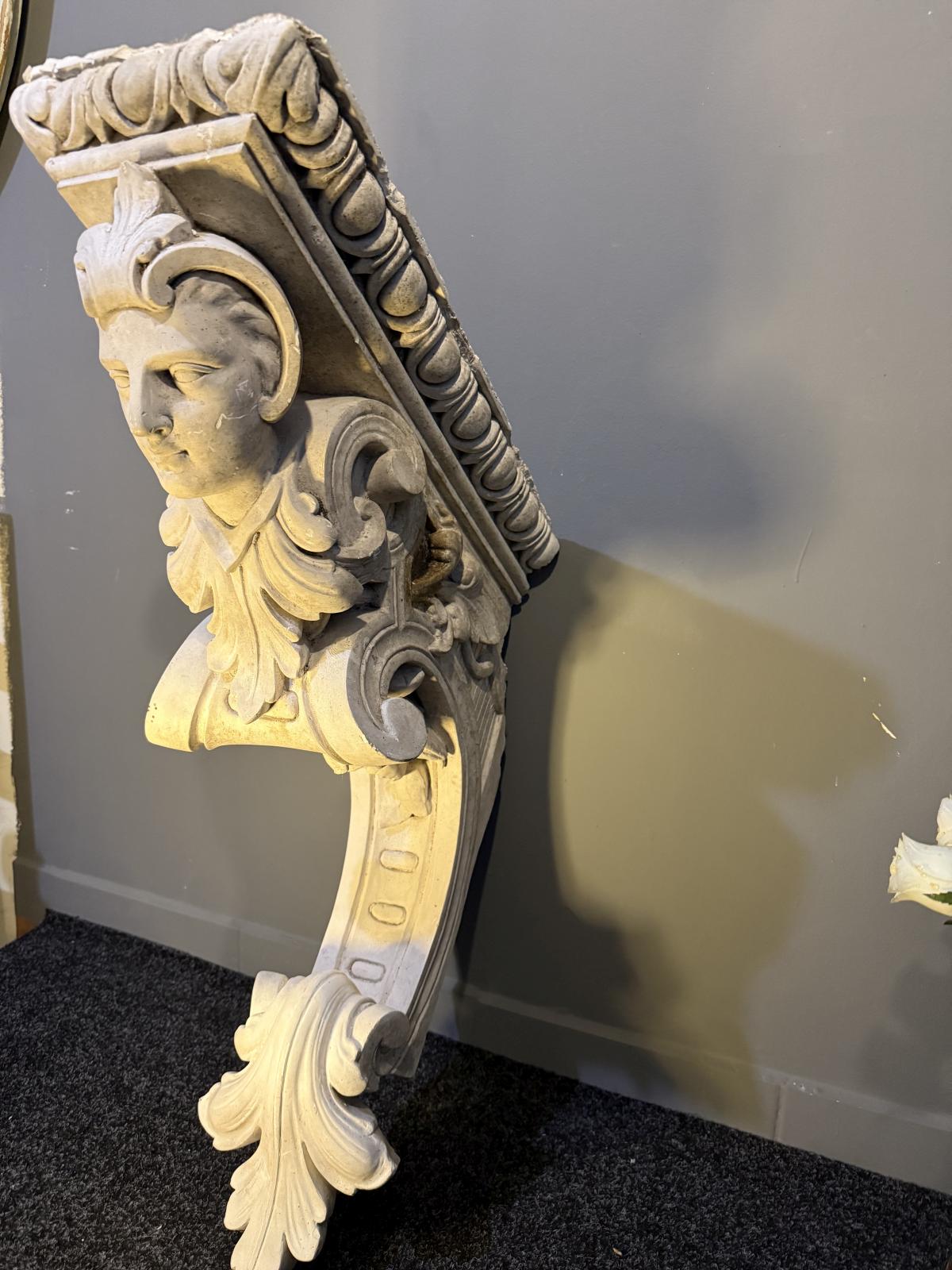 „Element decorativ arhitectural din gips veche, cu chip sculptat și detalii florale, adus din Belgia. sertar magic București”