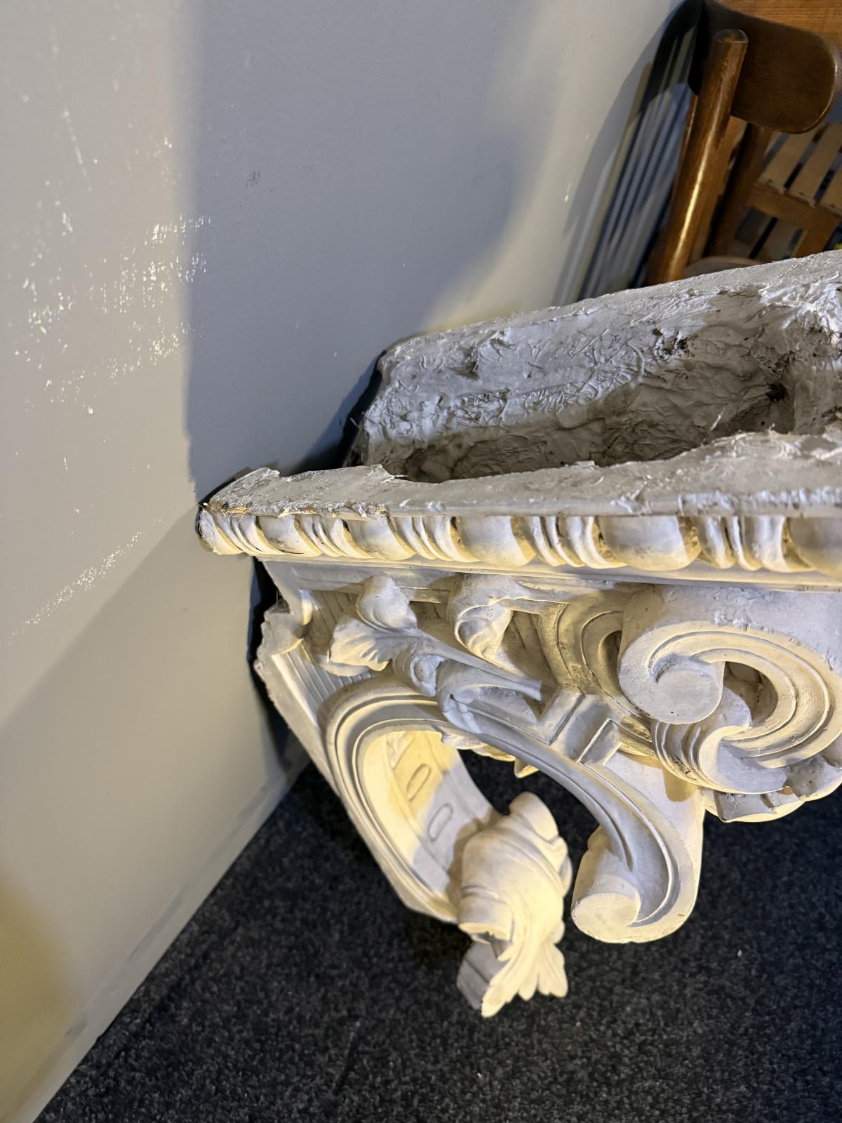 „Element decorativ arhitectural din gips veche, cu chip sculptat și detalii florale, adus din Belgia. sertar magic București”