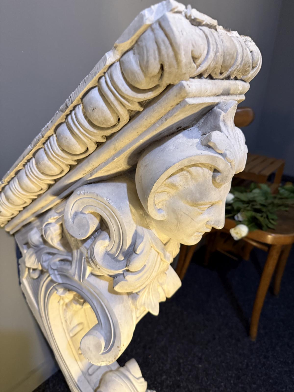 „Element decorativ arhitectural din gips veche, cu chip sculptat și detalii florale, adus din Belgia. sertar magic București”