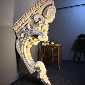 „Element decorativ arhitectural din gips veche, cu chip sculptat și detalii florale, adus din Belgia. sertar magic București”