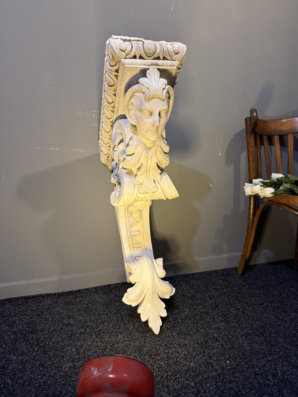 „Element decorativ arhitectural din gips veche, cu chip sculptat și detalii florale, adus din Belgia. sertar magic București”