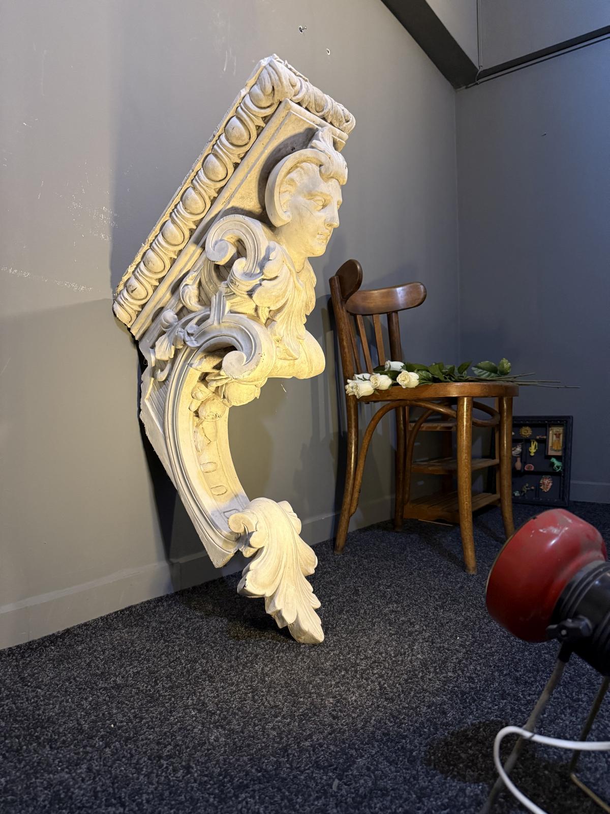 „Element decorativ arhitectural din gips veche, cu chip sculptat și detalii florale, adus din Belgia. sertar magic București”