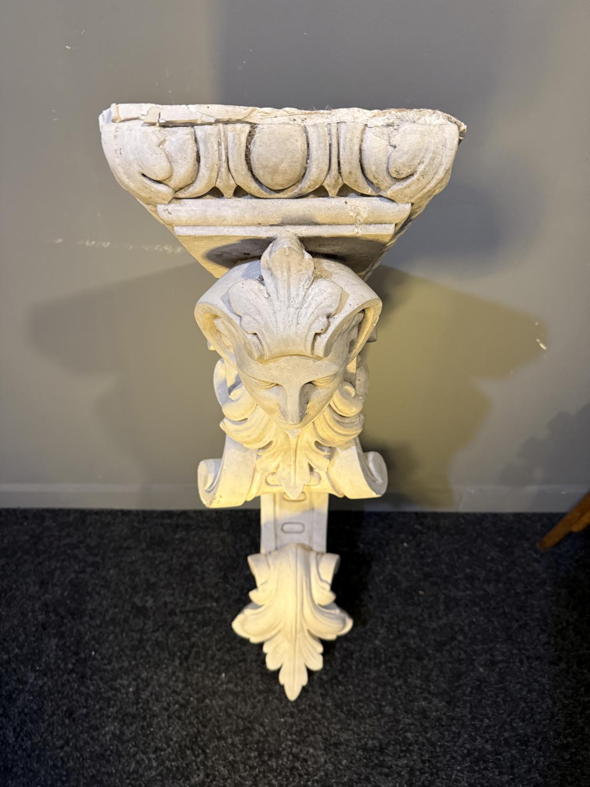 „Element decorativ arhitectural din gips veche, cu chip sculptat și detalii florale, adus din Belgia. sertar magic București”