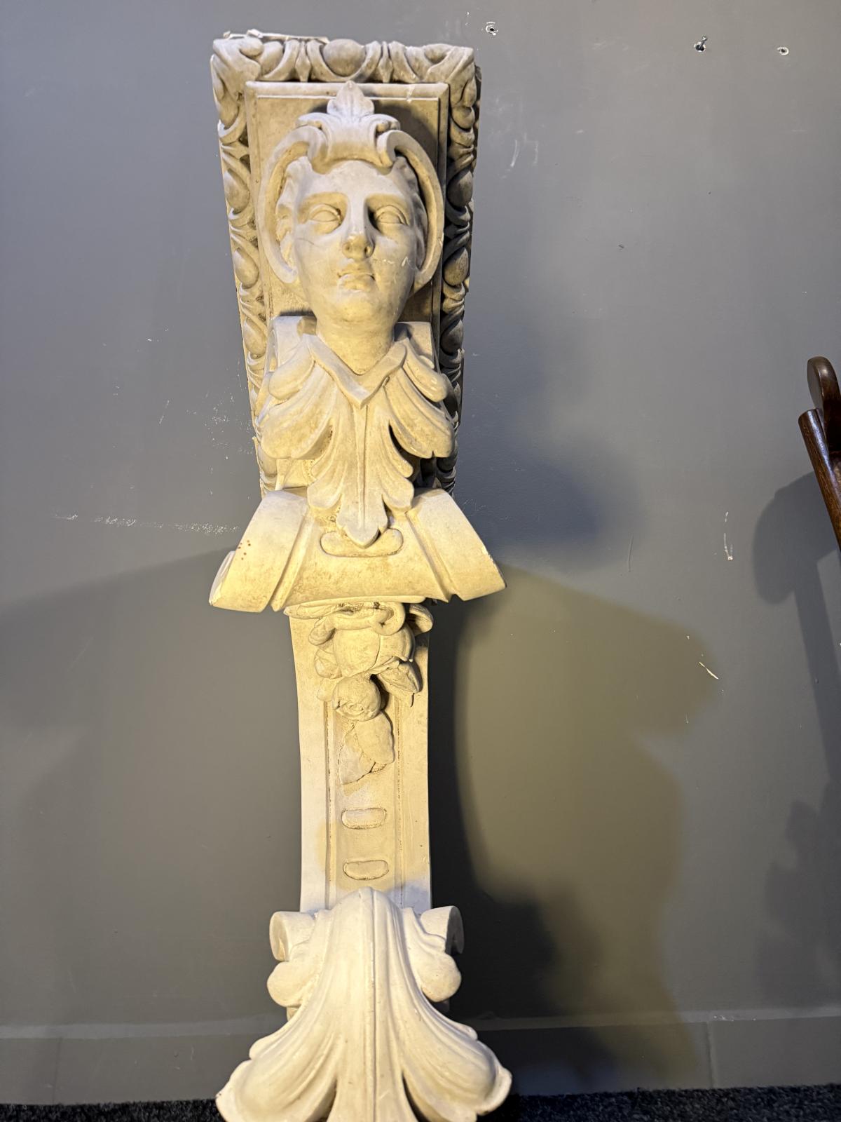 „Element decorativ arhitectural din gips veche, cu chip sculptat și detalii florale, adus din Belgia. sertar magic București”