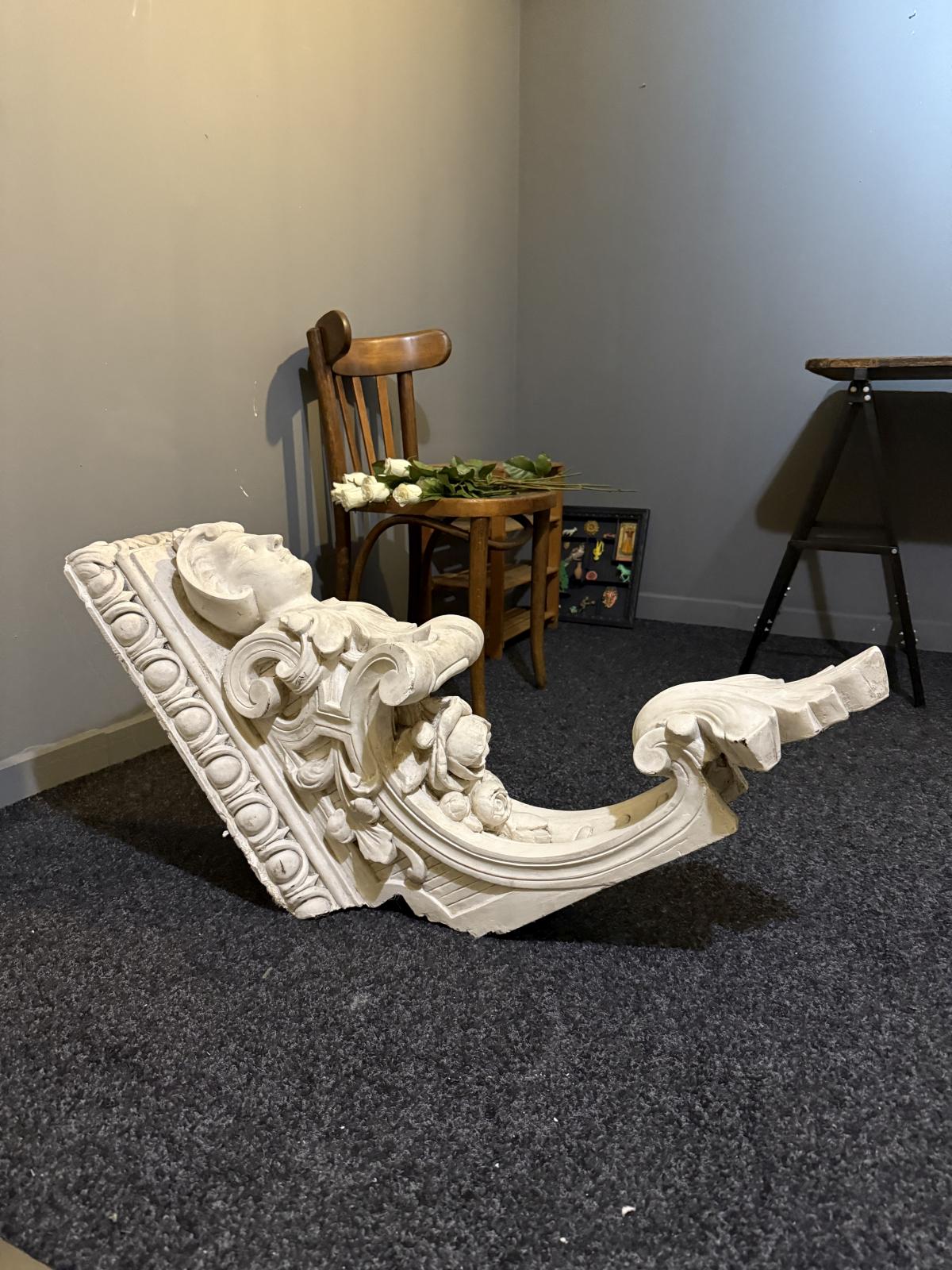 „Element decorativ arhitectural din gips veche, cu chip sculptat și detalii florale, adus din Belgia. sertar magic București”