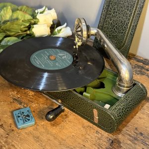 Gramofon portabil mecanic sovietic, în carcasă verde cu ace originale, funcțional, stare bună. sertar magic București. antichitati