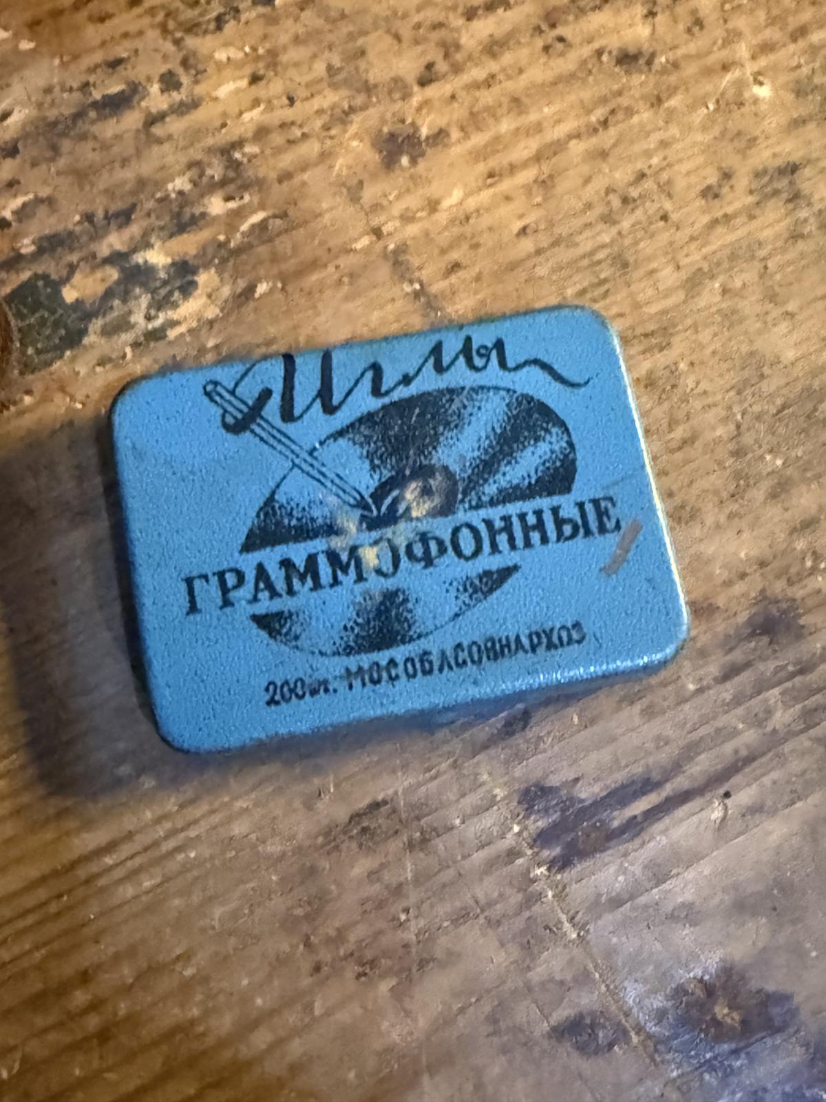 Gramofon portabil mecanic sovietic, în carcasă verde cu ace originale, funcțional, stare bună. sertar magic București. antichitati
