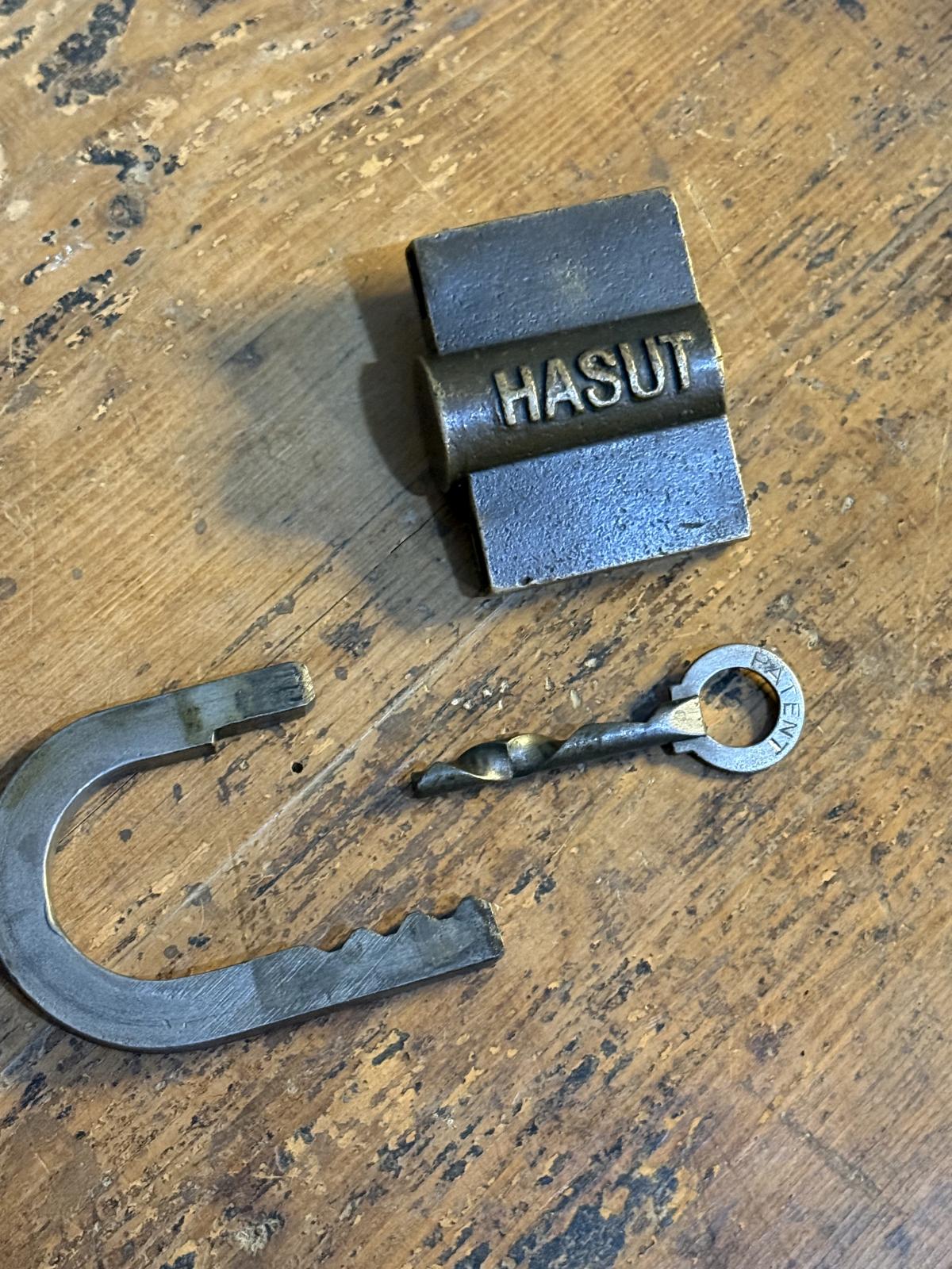 Lacăt vechi „HASUT” din metal masiv, cu cheie originală și mecanism patentat. Dimensiuni 8,5 x 6 cm – sertar magic București.