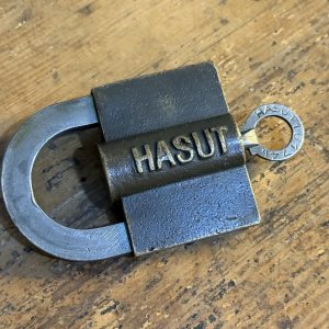 Lacăt vechi „HASUT” din metal masiv, cu cheie originală și mecanism patentat. Dimensiuni 8,5 x 6 cm – sertar magic București.