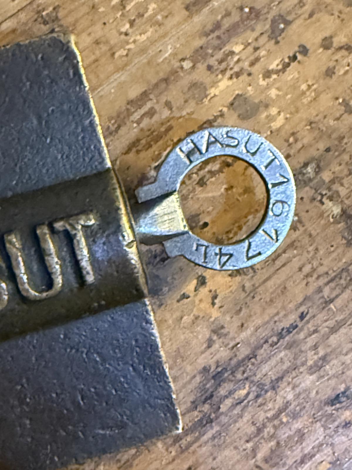 Lacăt vechi „HASUT” din metal masiv, cu cheie originală și mecanism patentat. Dimensiuni 8,5 x 6 cm – sertar magic București.