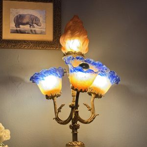 Lampă Art Nouveau cu picior din alamă și abajururi din sticlă colorată, recondiționată complet. sertar magic