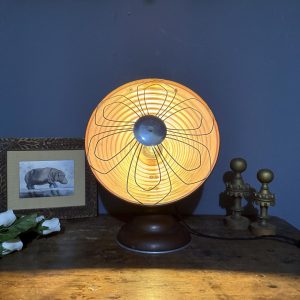 Lampă din cupru anii 1930–40, transformată din încălzitor vechi, cu grilaj original și cablu textil nou. sertar magic București.