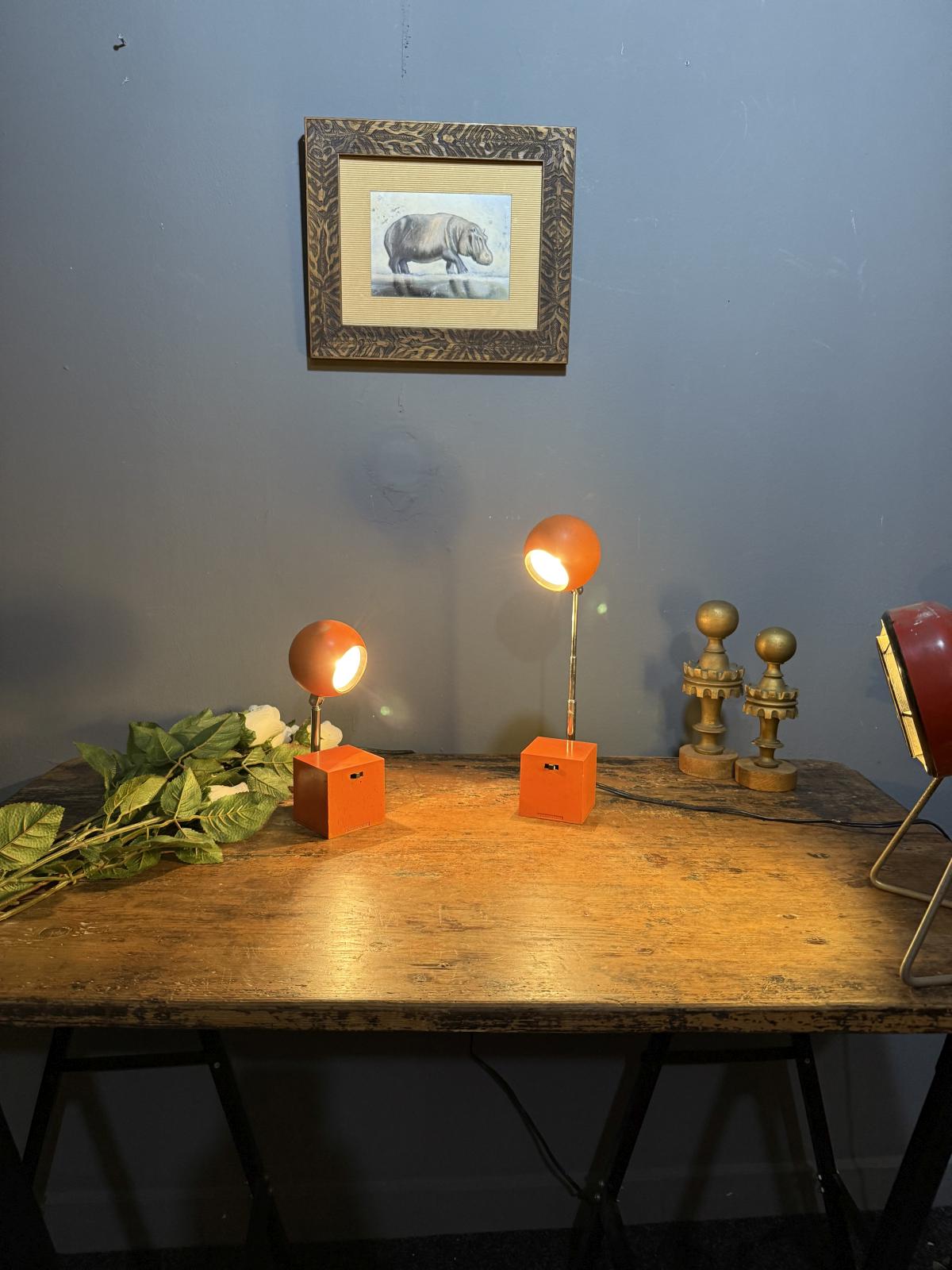 La marque Lightolier este una dintre cele mai importante din designul american de iluminat (fondată 1904, foarte activă în anii 1960–70). Lămpile lor pop & space age, mai ales în culori vii ca portocaliul, sunt colecționabile.