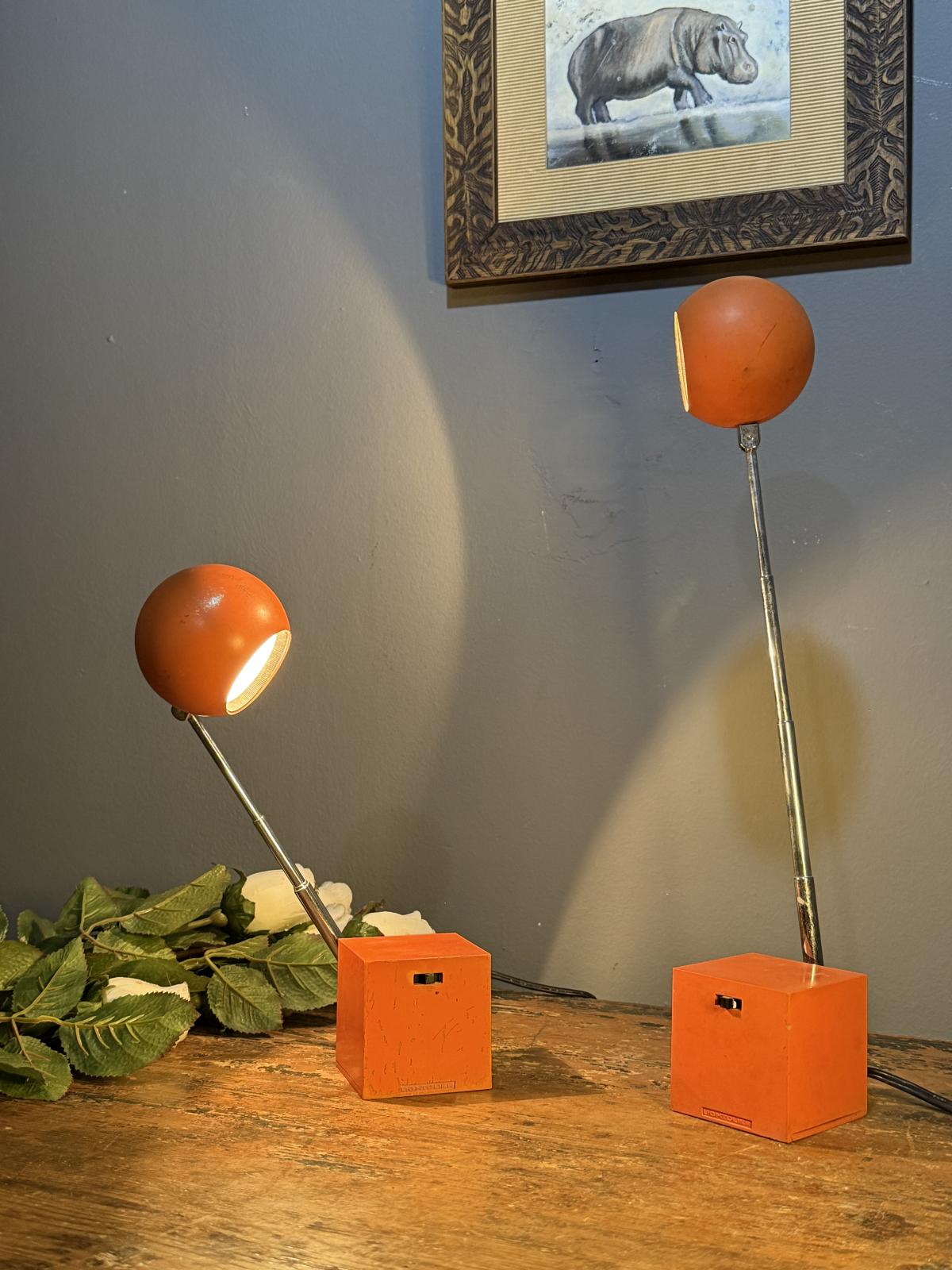 La marque Lightolier este una dintre cele mai importante din designul american de iluminat (fondată 1904, foarte activă în anii 1960–70). Lămpile lor pop & space age, mai ales în culori vii ca portocaliul, sunt colecționabile.