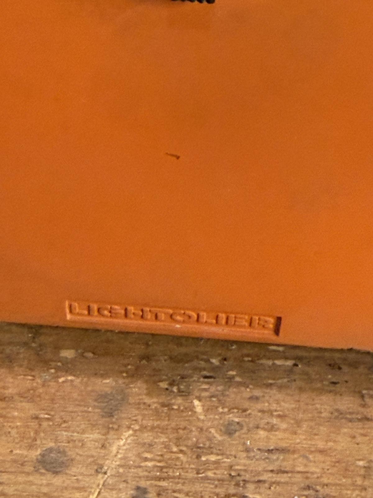 La marque Lightolier este una dintre cele mai importante din designul american de iluminat (fondată 1904, foarte activă în anii 1960–70). Lămpile lor pop & space age, mai ales în culori vii ca portocaliul, sunt colecționabile.