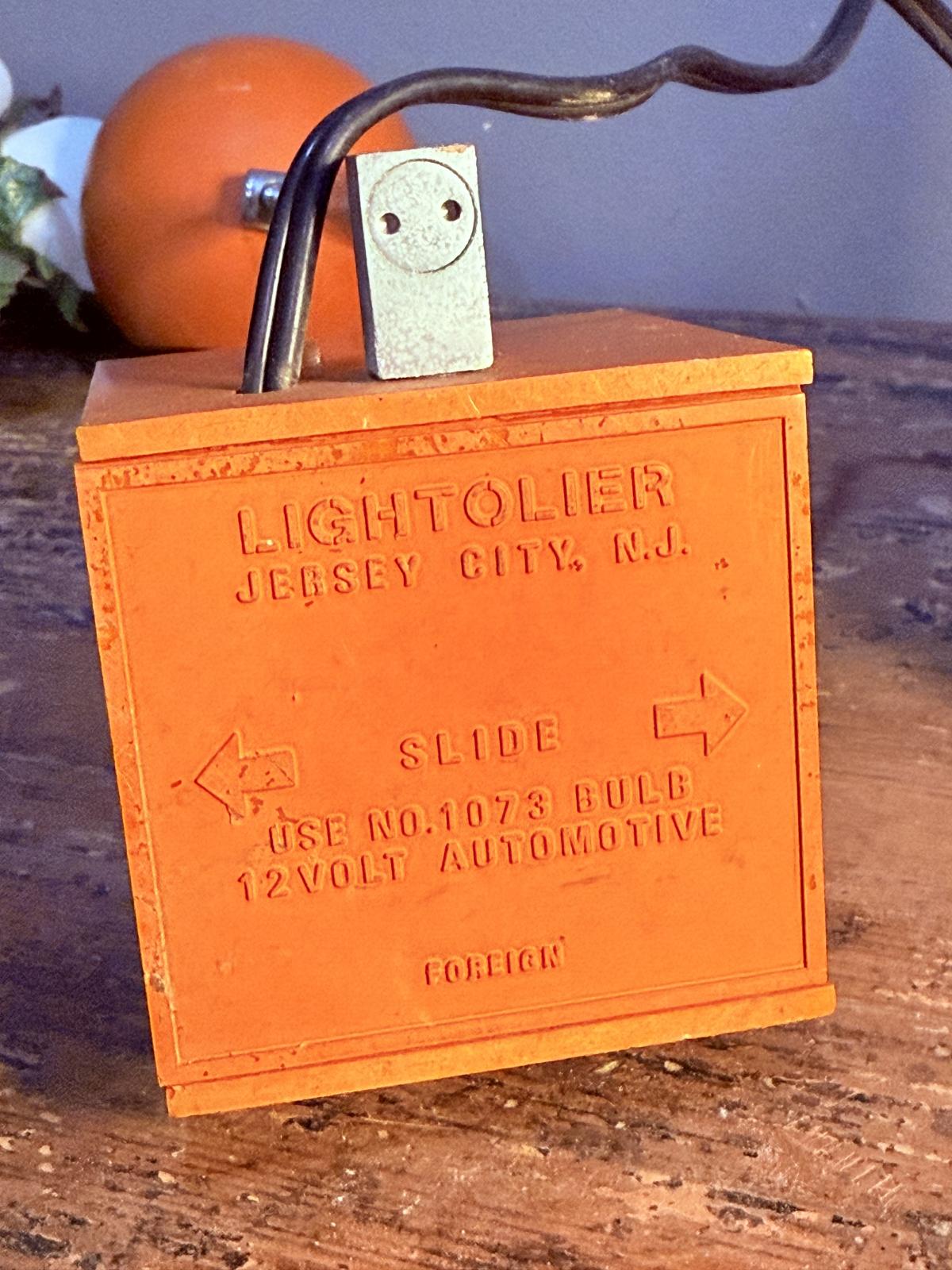 La marque Lightolier este una dintre cele mai importante din designul american de iluminat (fondată 1904, foarte activă în anii 1960–70). Lămpile lor pop & space age, mai ales în culori vii ca portocaliul, sunt colecționabile.