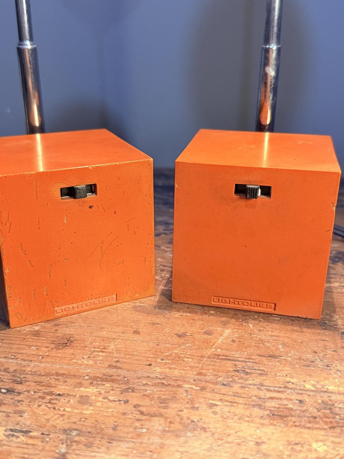 La marque Lightolier este una dintre cele mai importante din designul american de iluminat (fondată 1904, foarte activă în anii 1960–70). Lămpile lor pop & space age, mai ales în culori vii ca portocaliul, sunt colecționabile.