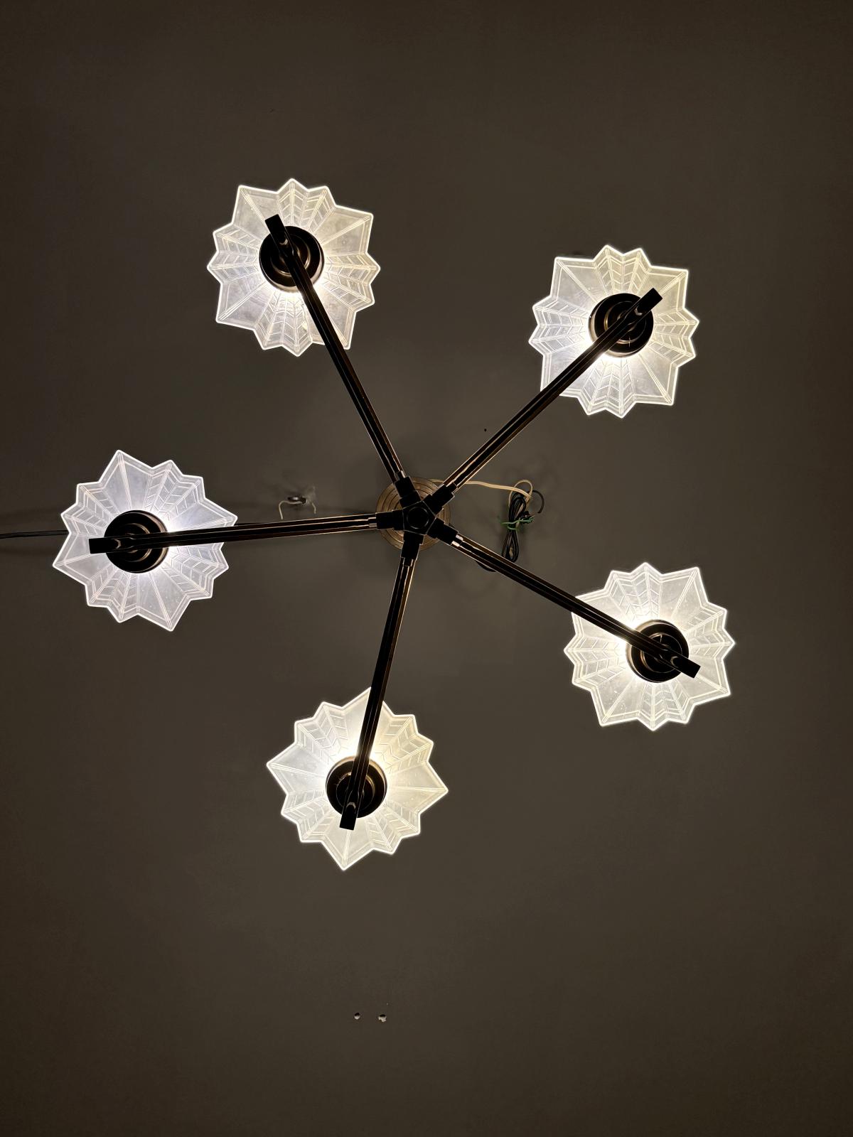 Lustru masiv Art Deco din alamă cu abajururi din sticlă mată, cablaj nou. Dimensiuni: 76 x 80 cm. Obiect rar disponibil în Sertar Magic București.