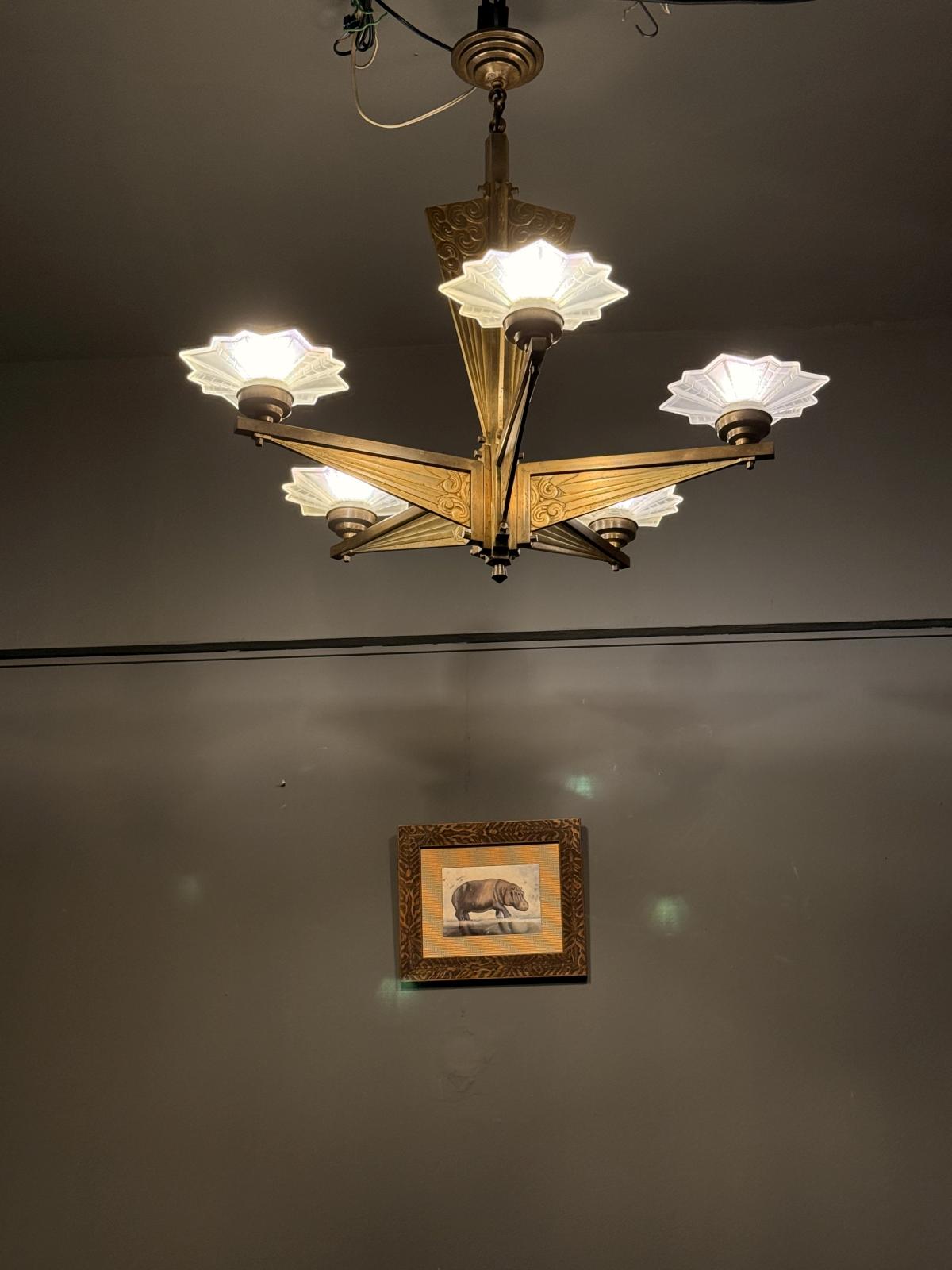 Lustru masiv Art Deco din alamă cu abajururi din sticlă mată, cablaj nou. Dimensiuni: 76 x 80 cm. Obiect rar disponibil în Sertar Magic București.