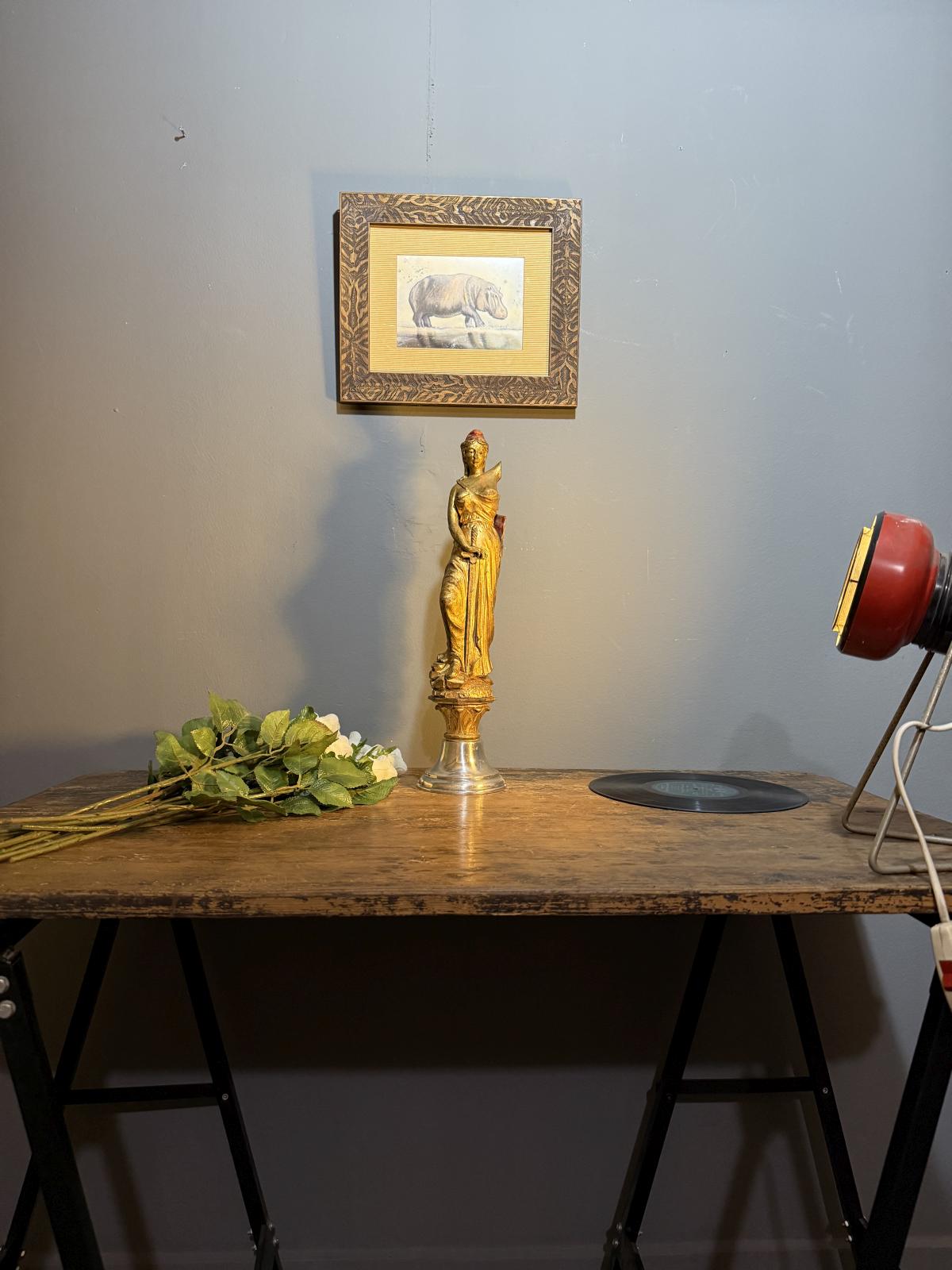 Vârf de hampe „Marianne/Libertate”, lemn sculptat aurit, Franța, c. 1880–1910, 44 cm – sertar magic București.