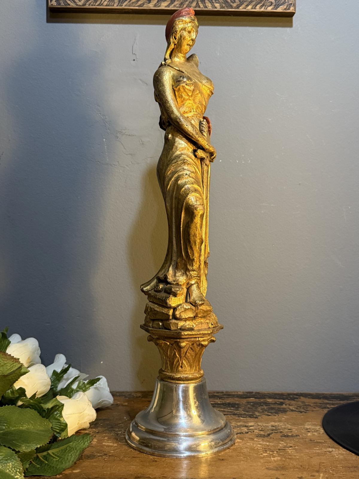 Vârf de hampe „Marianne/Libertate”, lemn sculptat aurit, Franța, c. 1880–1910, 44 cm – sertar magic București.