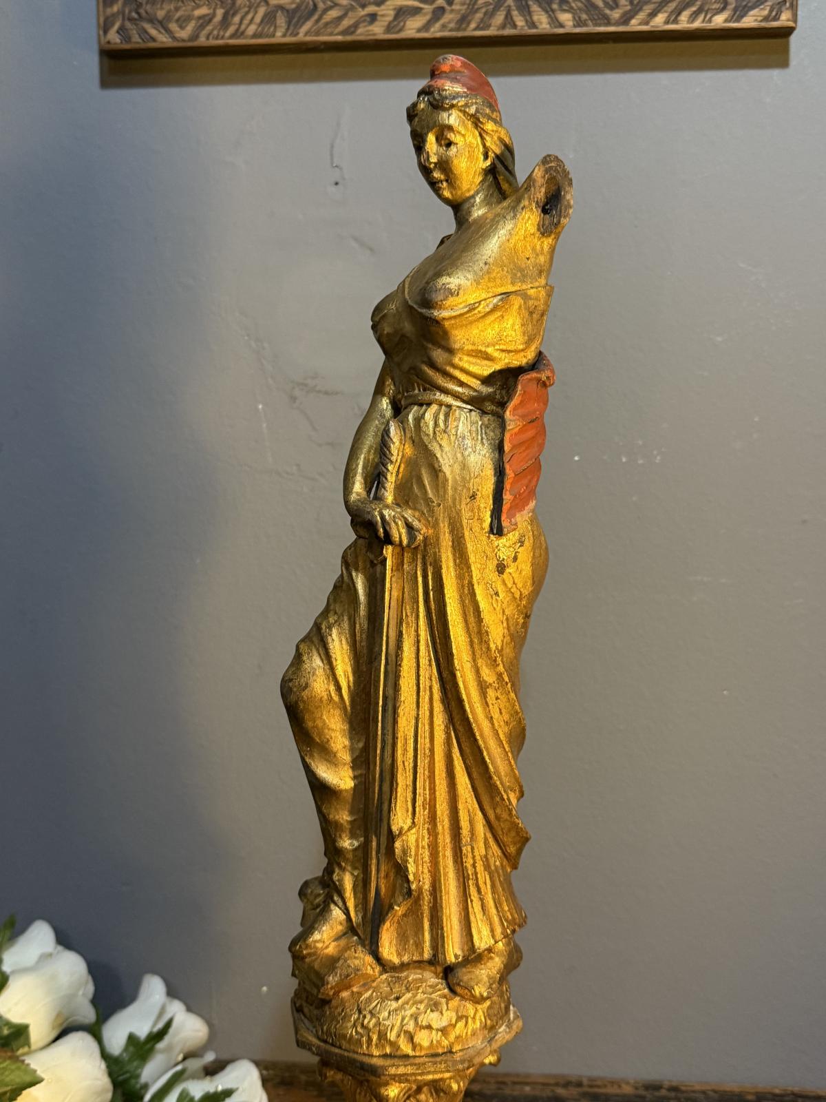 Vârf de hampe „Marianne/Libertate”, lemn sculptat aurit, Franța, c. 1880–1910, 44 cm – sertar magic București.