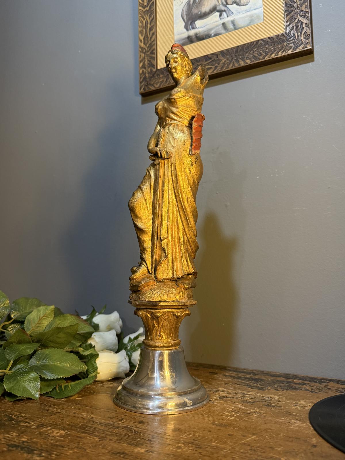 Vârf de hampe „Marianne/Libertate”, lemn sculptat aurit, Franța, c. 1880–1910, 44 cm – sertar magic București.