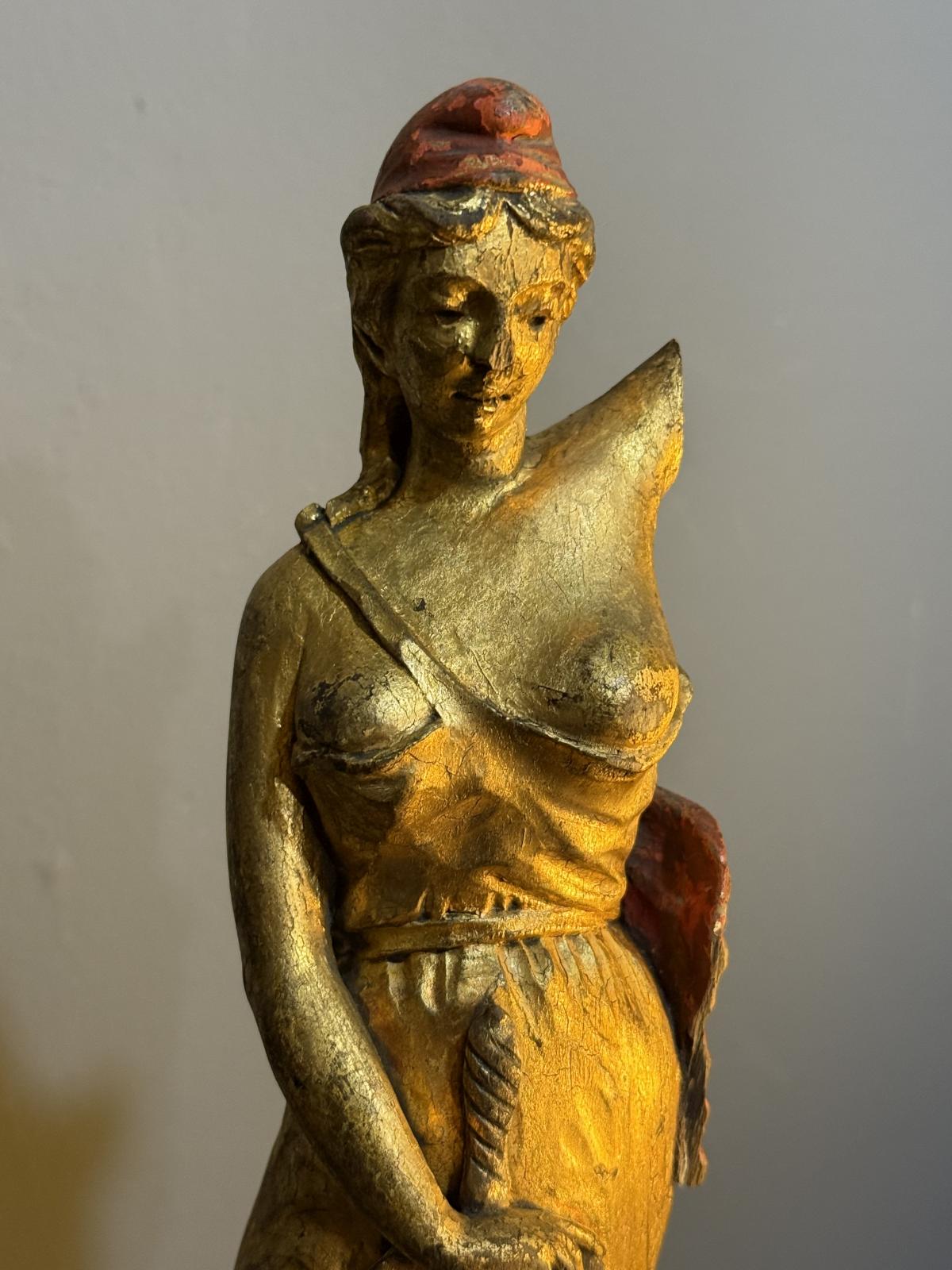 Vârf de hampe „Marianne/Libertate”, lemn sculptat aurit, Franța, c. 1880–1910, 44 cm – sertar magic București.