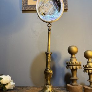 „Montaj decorativ cu scoică abalone naturală pe picior vechi din alamă, piesă unicat realizată artizanal. sertar magic București”