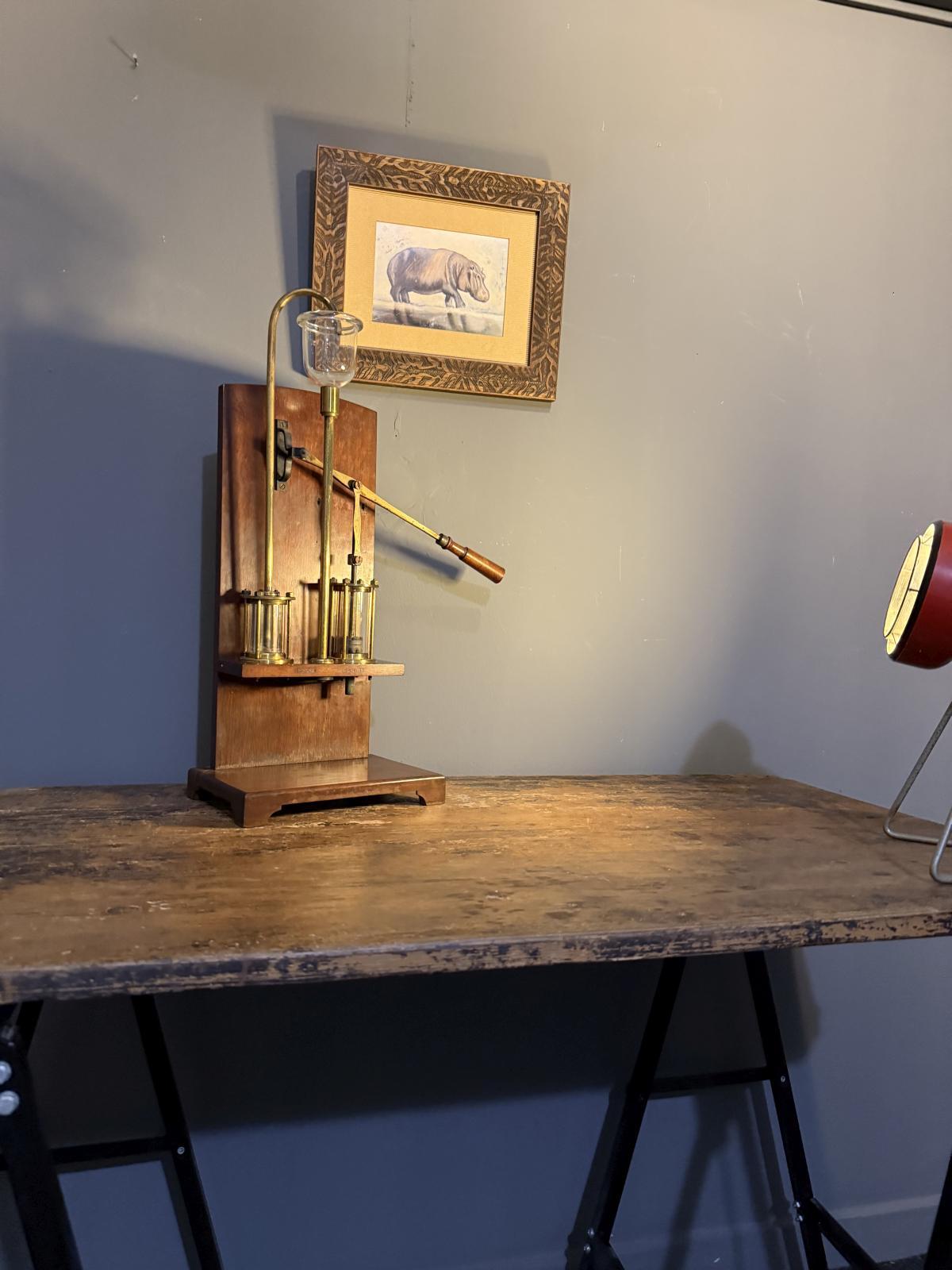 Pompă manuală de laborator, L. Ed. Sacré, Bruxelles, alamă și sticlă, început sec. XX. sertar magic București. antichitati.