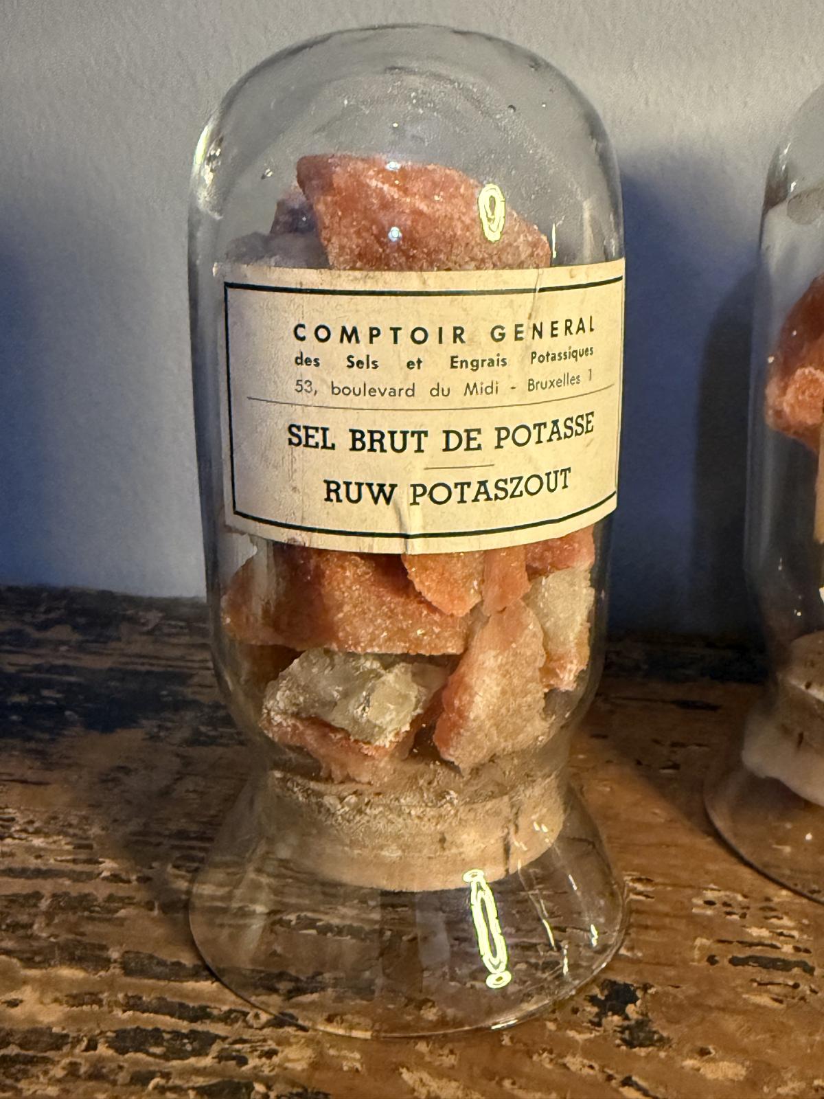 Set de 3 borcane vechi sigilate cu eșantioane de potasiu, etichete originale. sertar magic București. antichitati deosebit