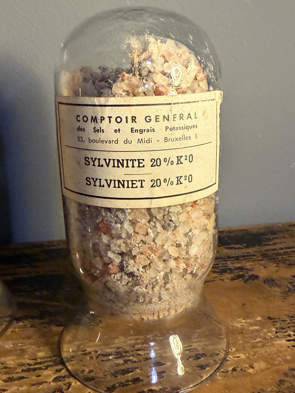 Set de 3 borcane vechi sigilate cu eșantioane de potasiu, etichete originale. sertar magic București. antichitati deosebit