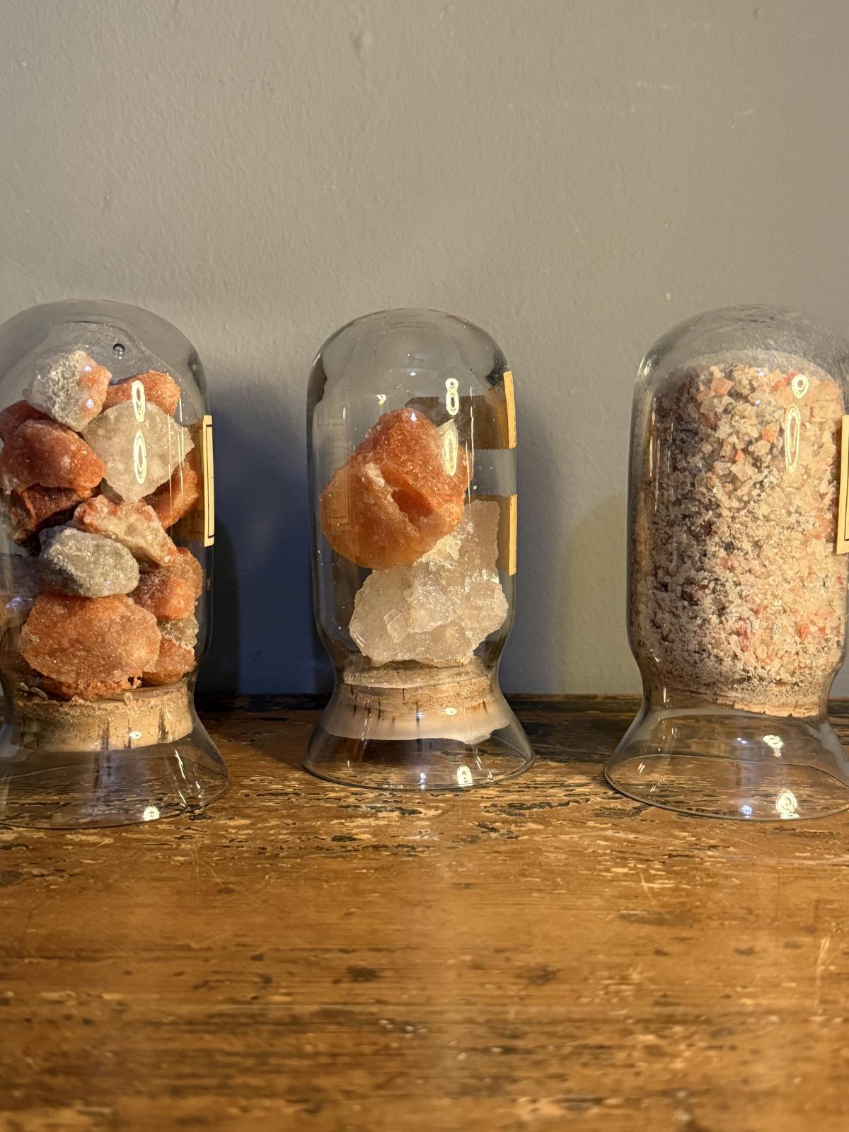 Set de 3 borcane vechi sigilate cu eșantioane de potasiu, etichete originale. sertar magic București. antichitati deosebit