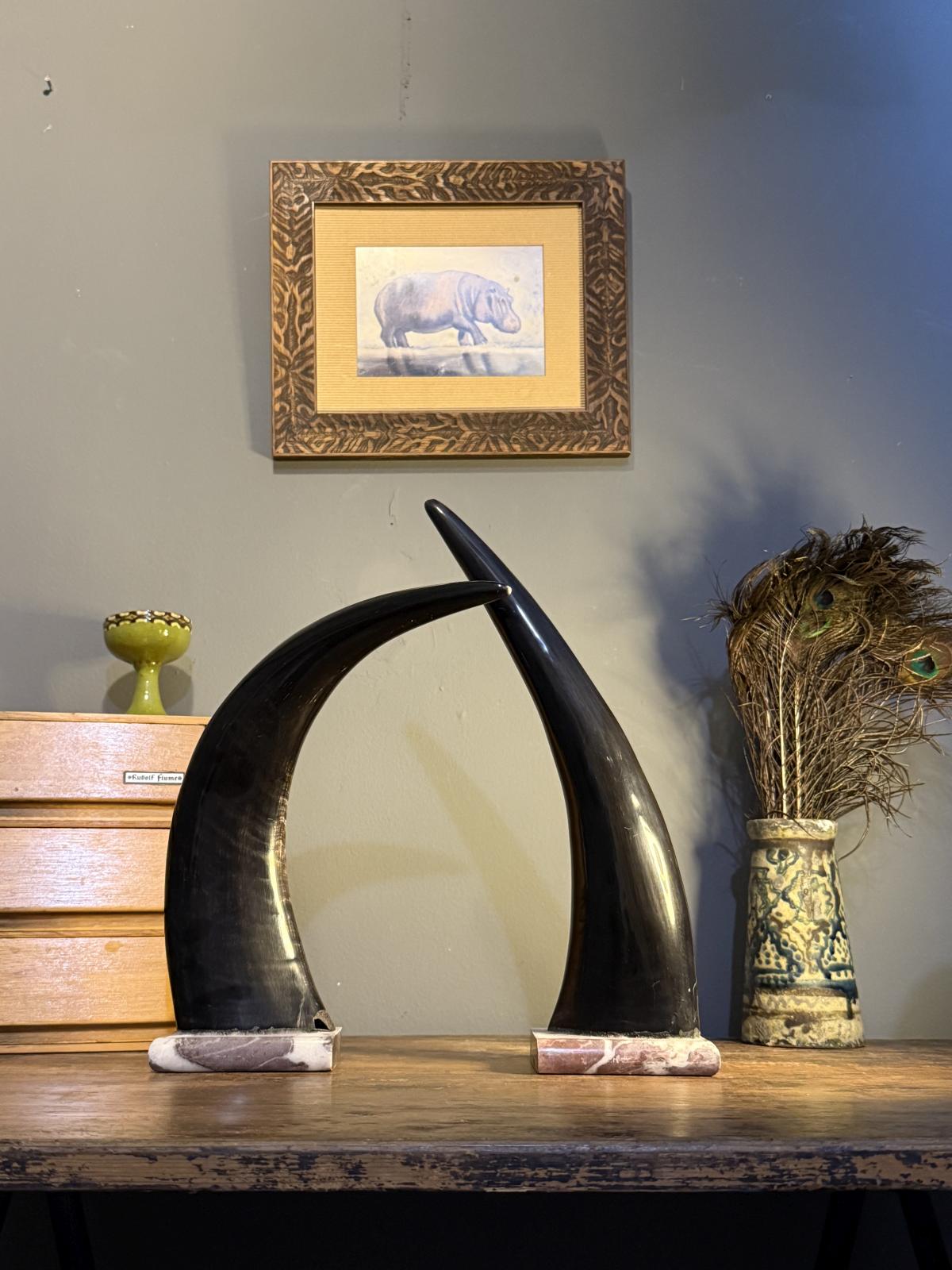 Set decorativ format din două coarne naturale montate pe baze din marmură. Înălțime 37 cm. Piesă unicat, disponibilă în Sertar Magic București.